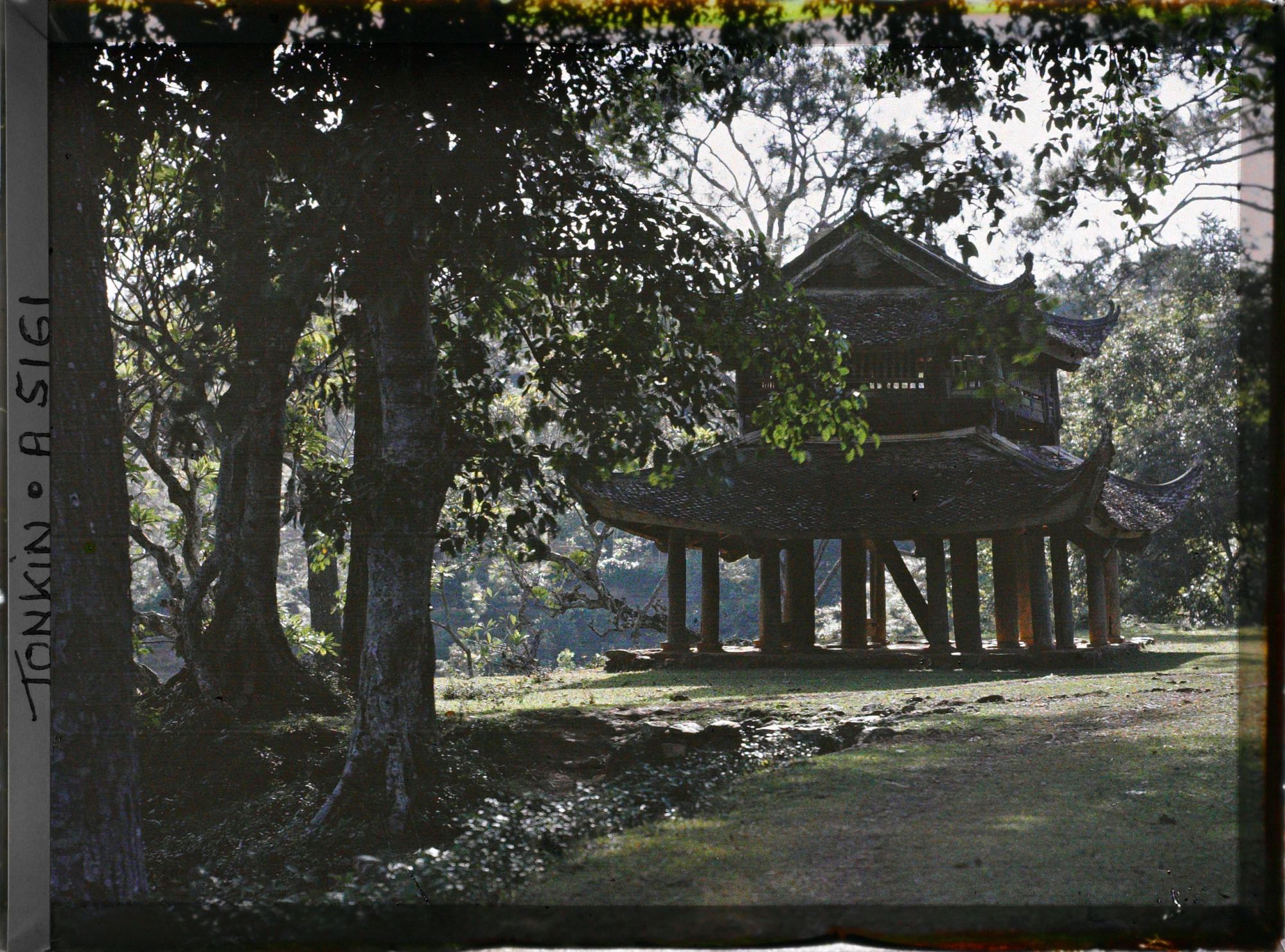 Image représentant Pagodon sur une hauteur de Long-chau aux environs du site bouddhique de Ninh-so'n