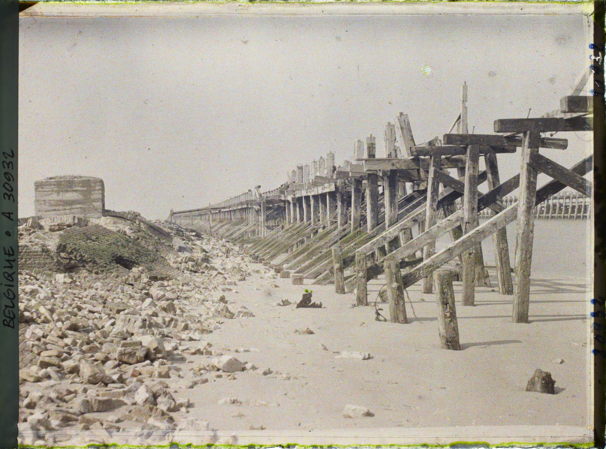Image représentant Belgique, Nieuport les Bains, Estacade vers l'embouchure et abri de mitrailleuse