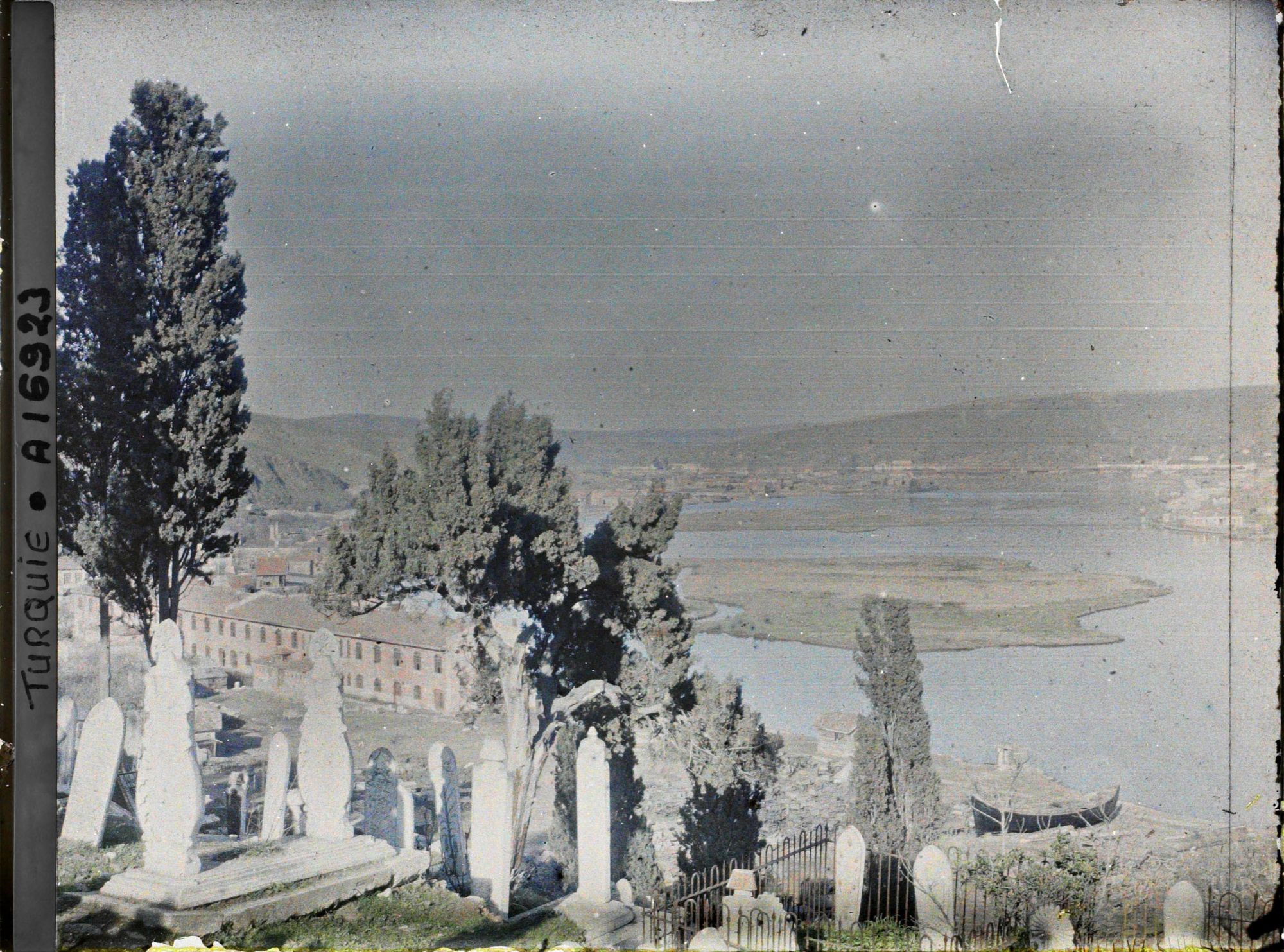 Image représentant Le haut de la Corne d'Or depuis le cimetière d'Eyüp (au nord, sur la rive droite)