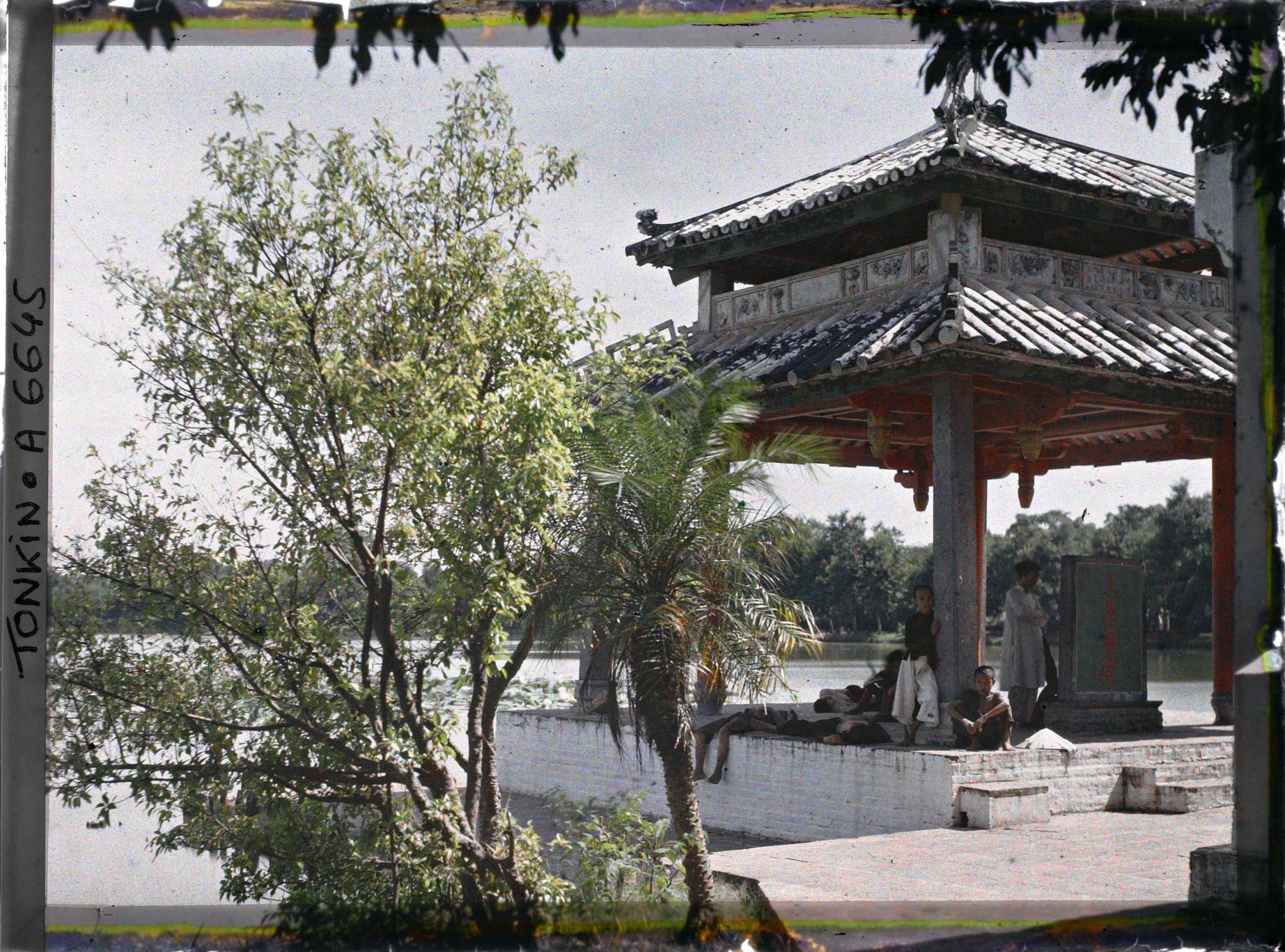 Image représentant Le Thui-toa " Kiosque du bord de l'eau " du temple Ngoc-so'n (appelé par les Européens " Pagode des Pinceaux "), situé sur " l'île de Jade " du Petit Lac