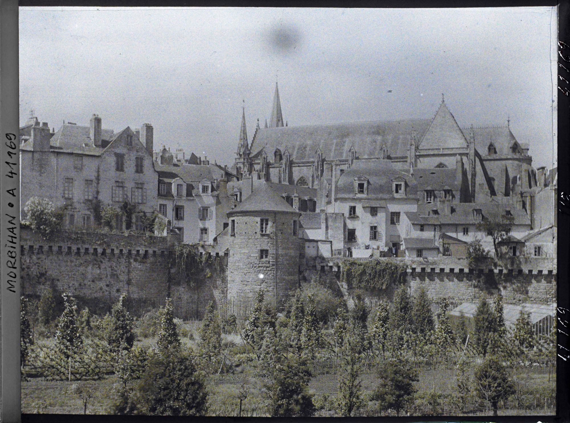 Image représentant La cathédrale Saint-Pierre et les remparts de la ville, vue prise de la Promenade de la Garenne