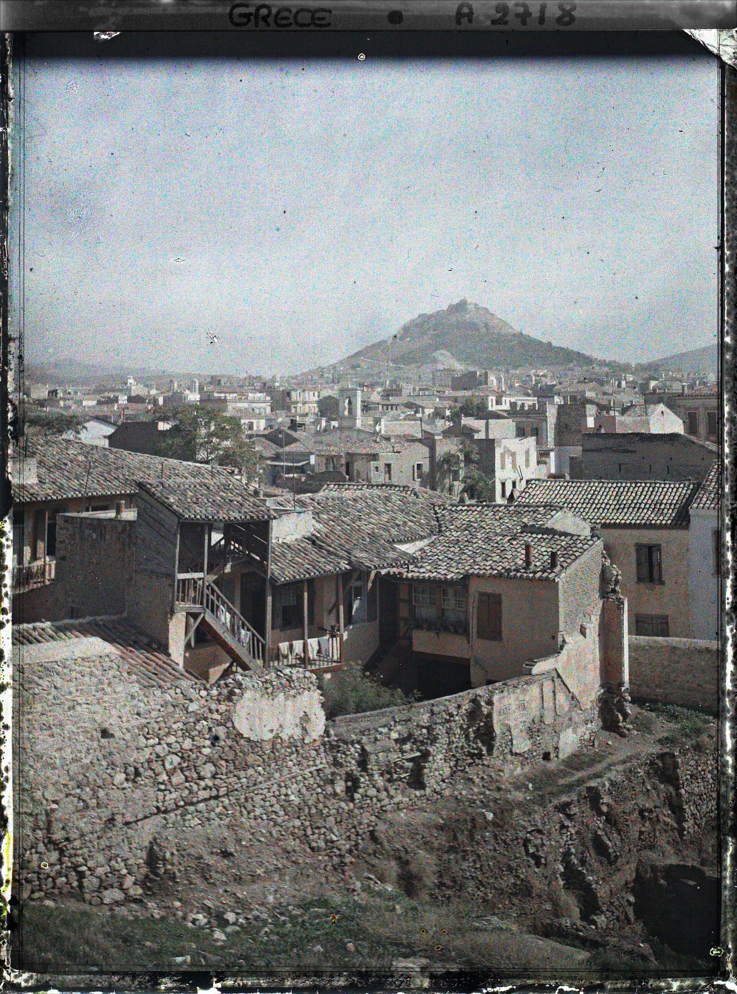 Image représentant Panorama sur un quartier de la ville avec le mont Lycabette au fond