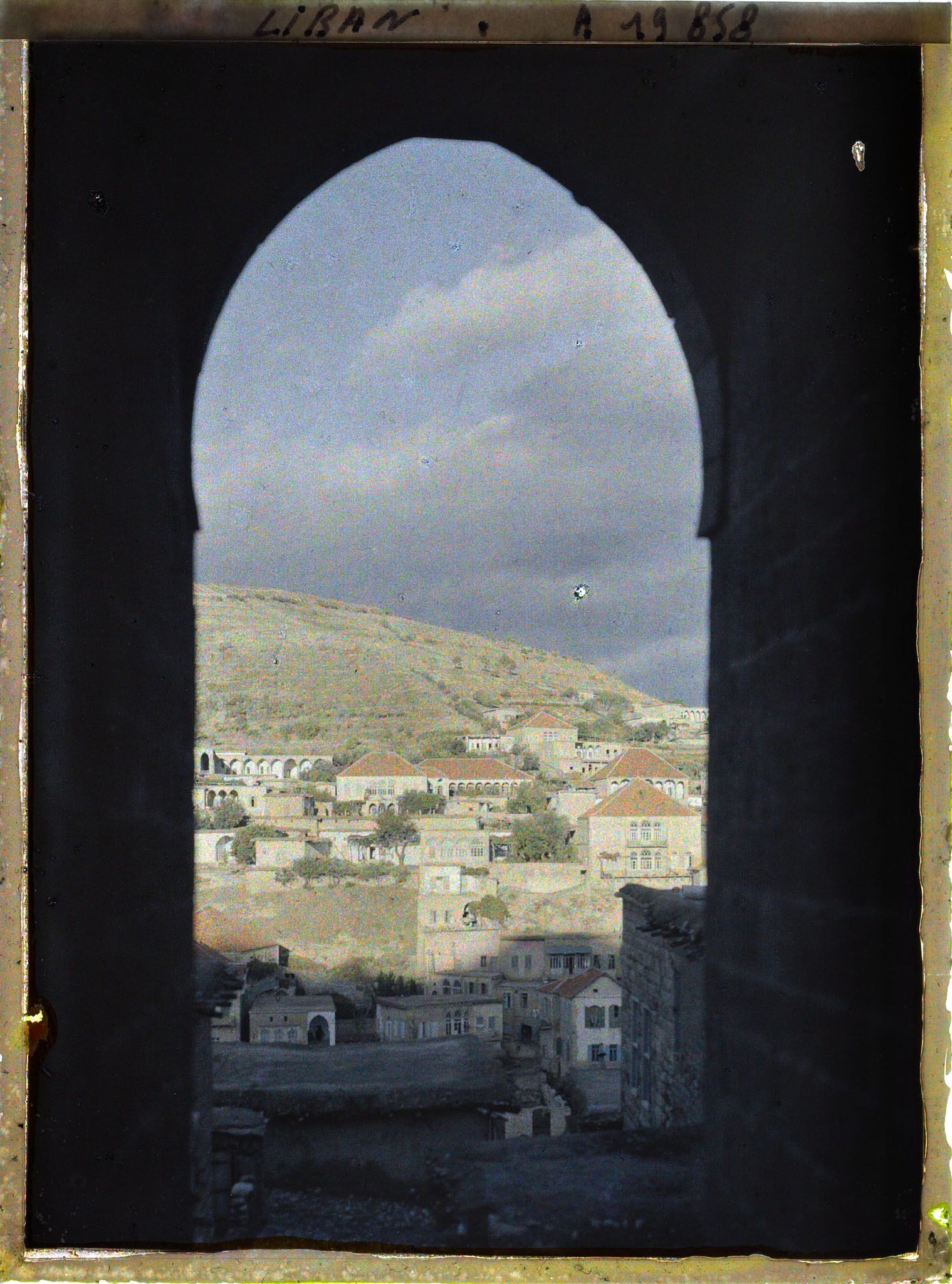 Image représentant Vue sur la ville à travers une fenêtre