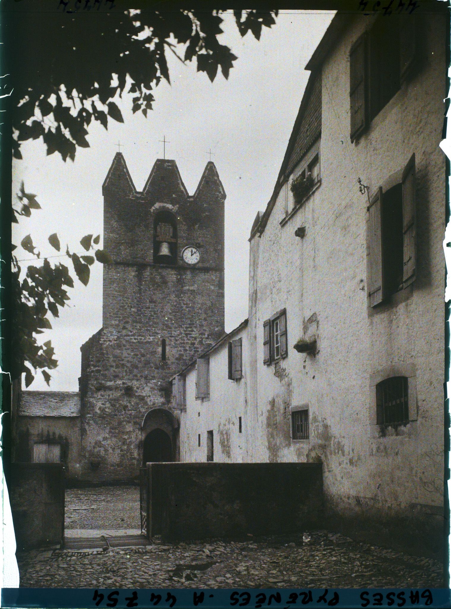 Image représentant France , Tardets, (Capitale de la Hte Soule) Vieille Maison et l'ancienne Eglise
