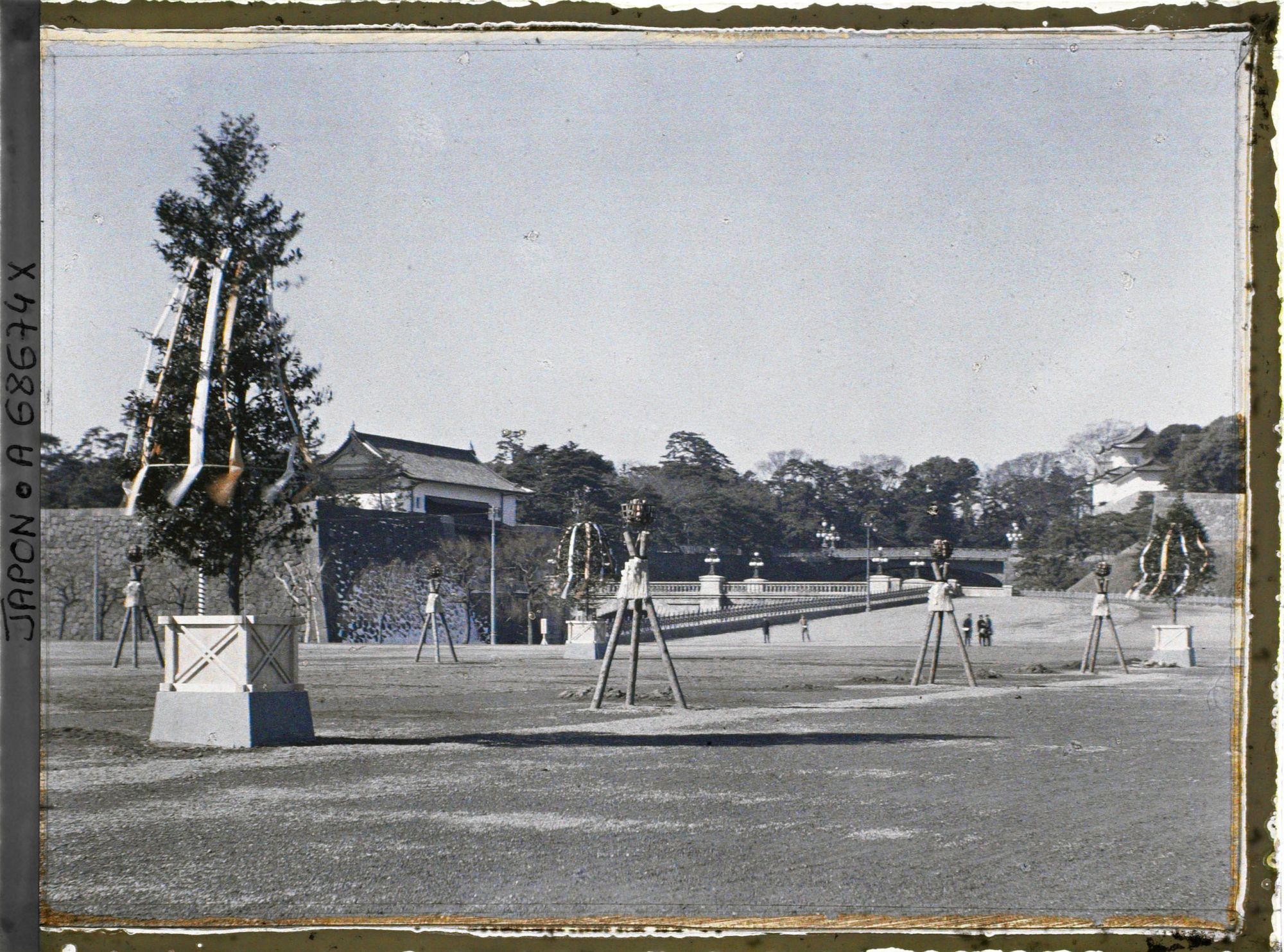 Image représentant Funérailles de l'Empereur Taisho-Tenno (Yoshihito), décor mortuaire sur l'esplanade du palais impérial