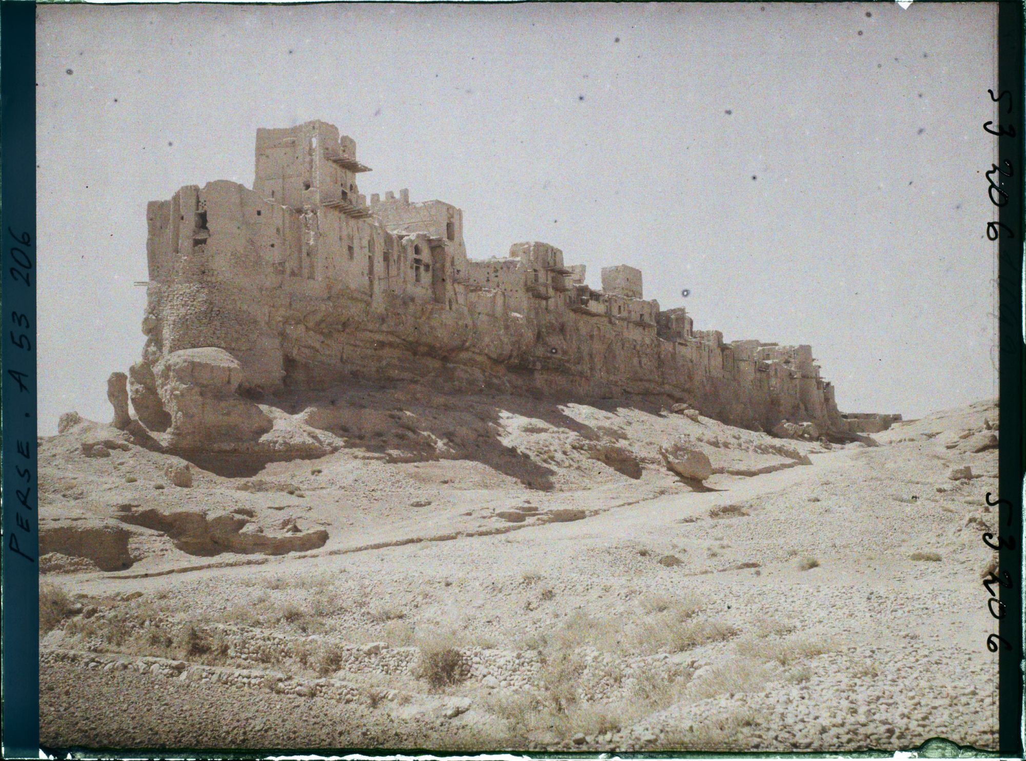 Image représentant Le complexe (ou château ?) d'Izadkhast au sommet d'une haute falaise (époque sassanide : III-VIIe siècles)