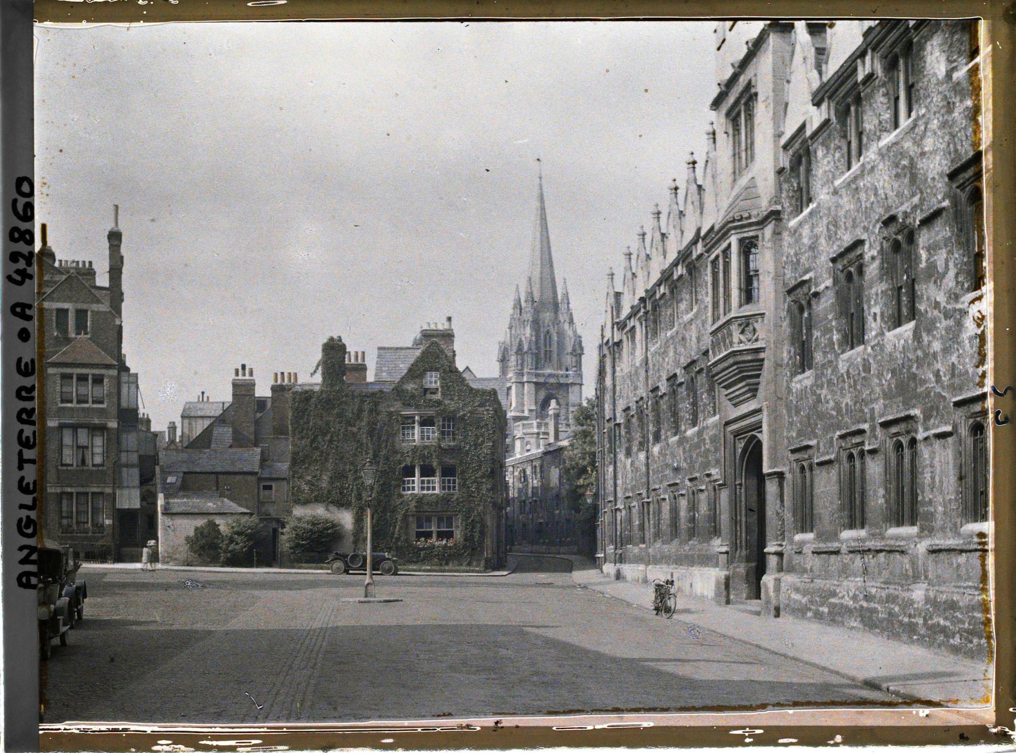 Image représentant Façade du Oriel College sur Oriel square. Au fond, le clocher de l'église Sainte Marie