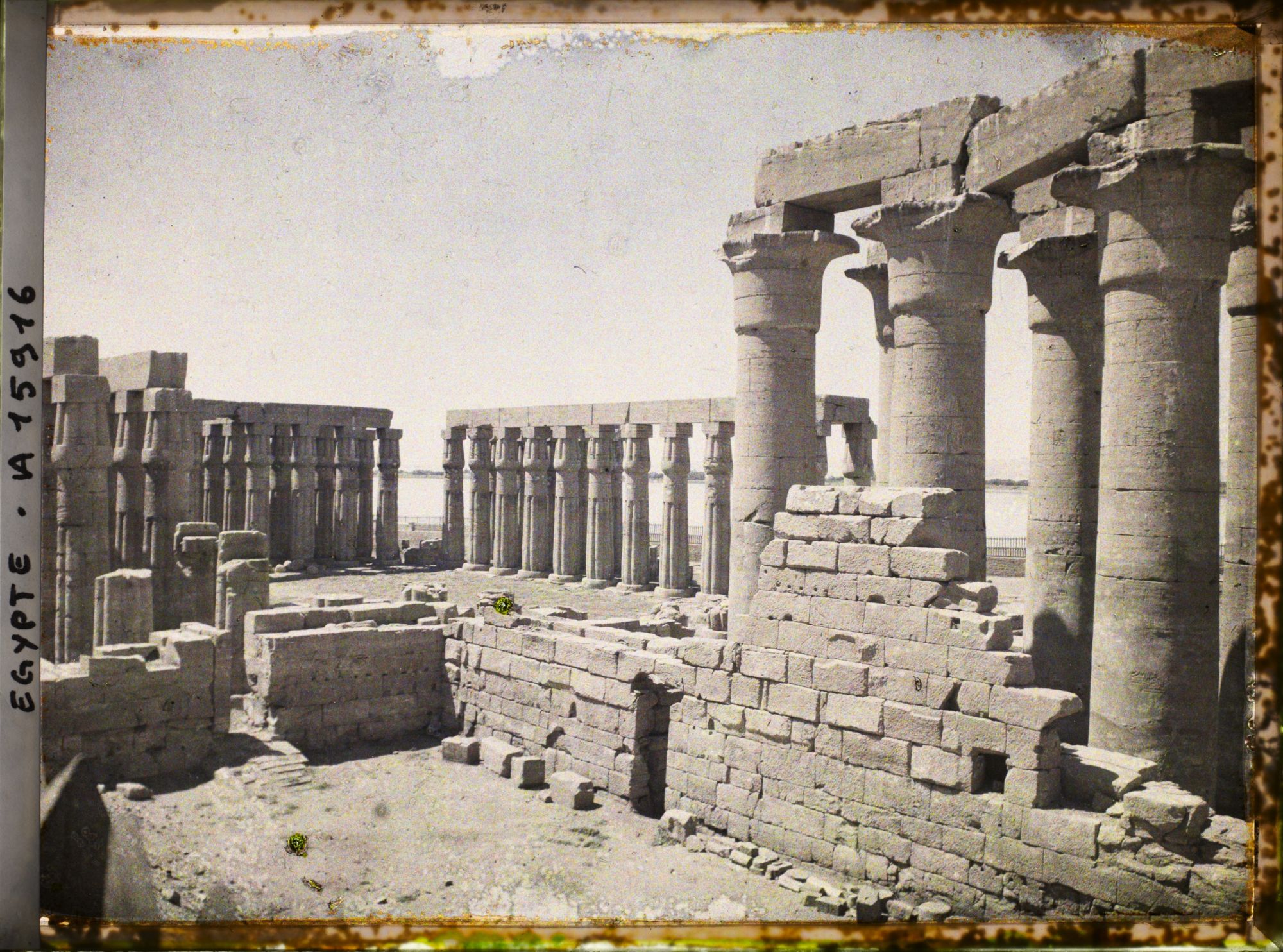 Image représentant Cour solaire d'Amenophis III et colonnade de la cour d'Amenophis III à droite