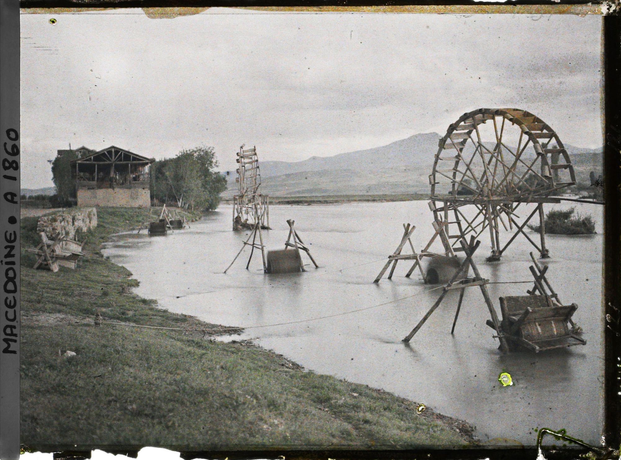 Image représentant Sur le Vardar, petits tonneaux tournant pour le tannage des peaux