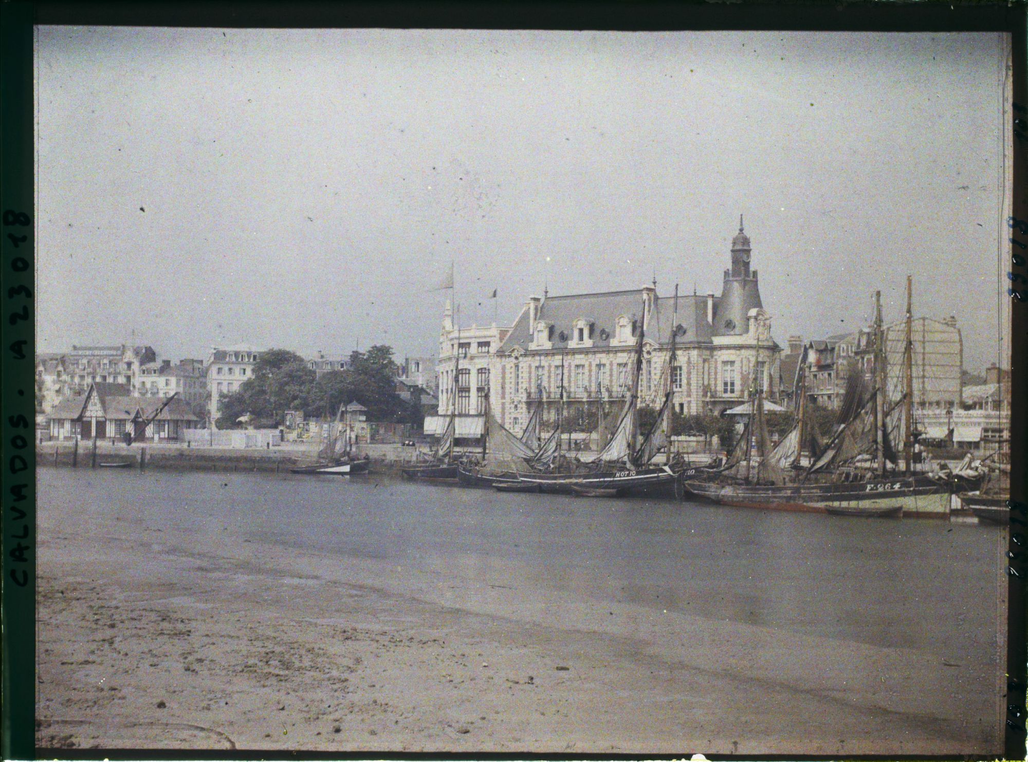 Image représentant Le port près du Casino