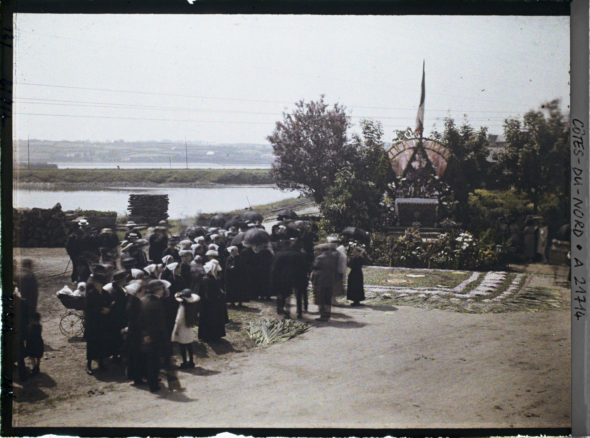 Image représentant La foule attendant la procession de la Fête-Dieu devant le reposoir de la rade de Perros-Guirec