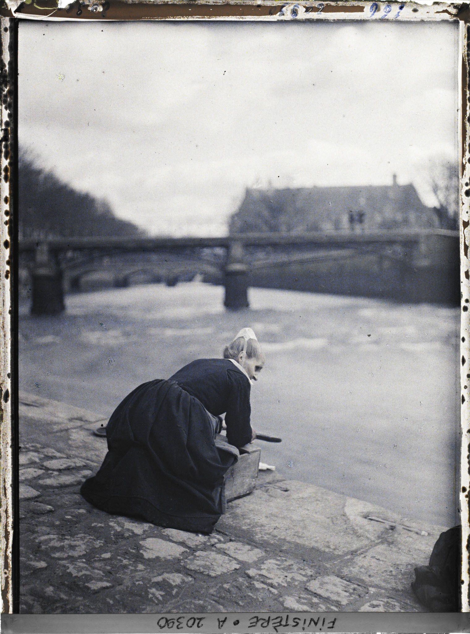 Image représentant Vieille femme lavant son linge au bord de l'Odet