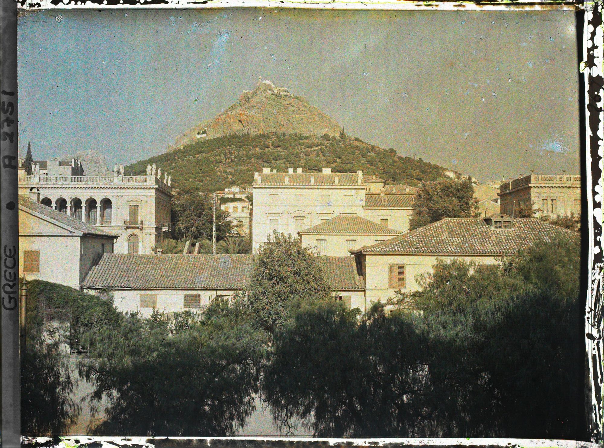 Image représentant Le mont Lycabette avec à son sommet, la chapelle Saint-Georges (XIXe s) blanchie à la chaux