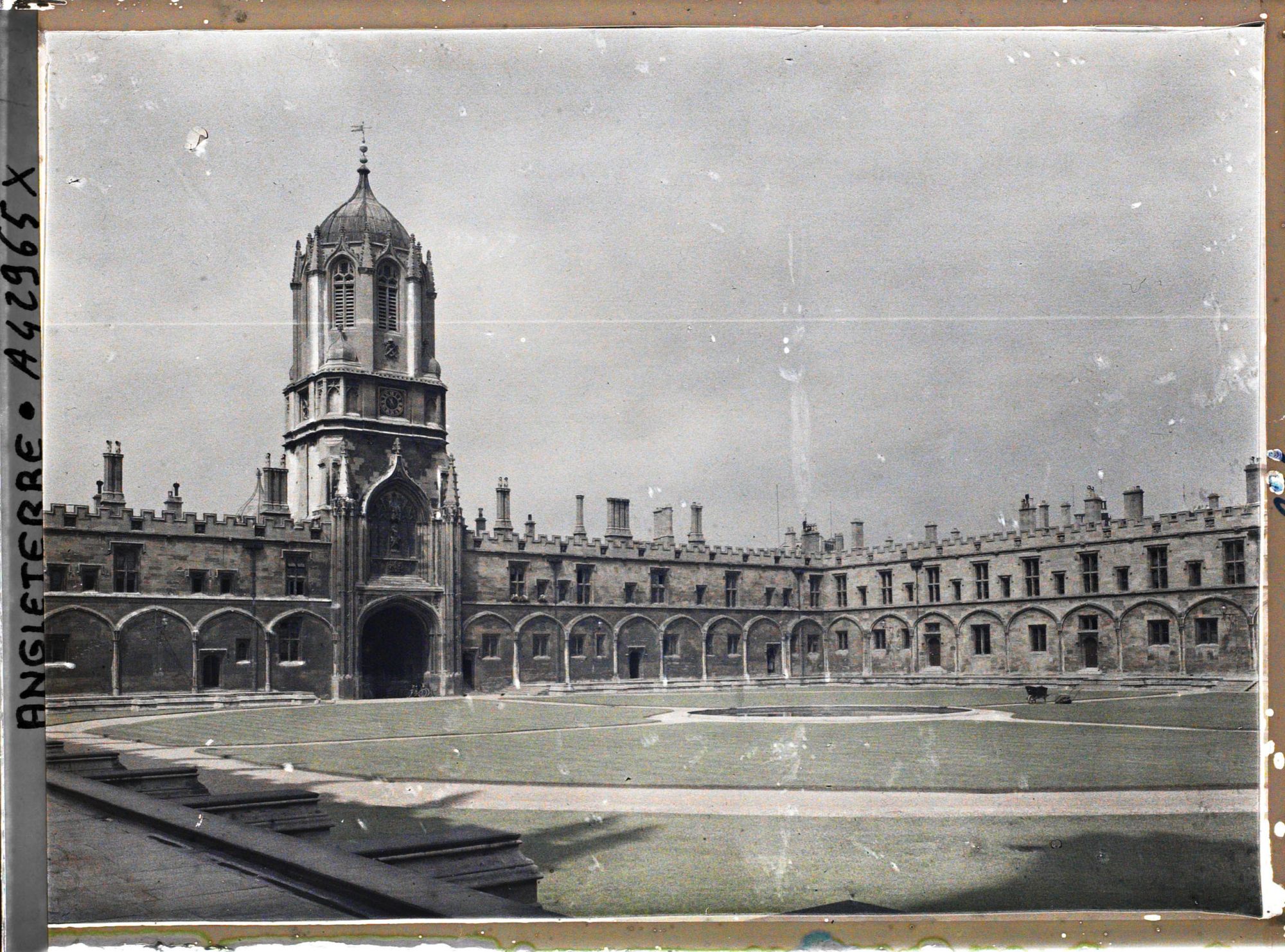 Image représentant La tour et la cour intérieure de Christ Church