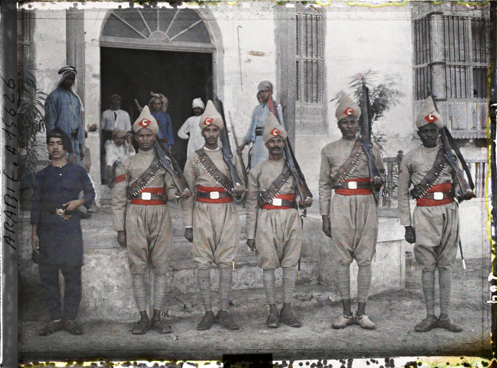 Image représentant Soldats soudanais de la mission anglaise et à gauche un jeune marin indien