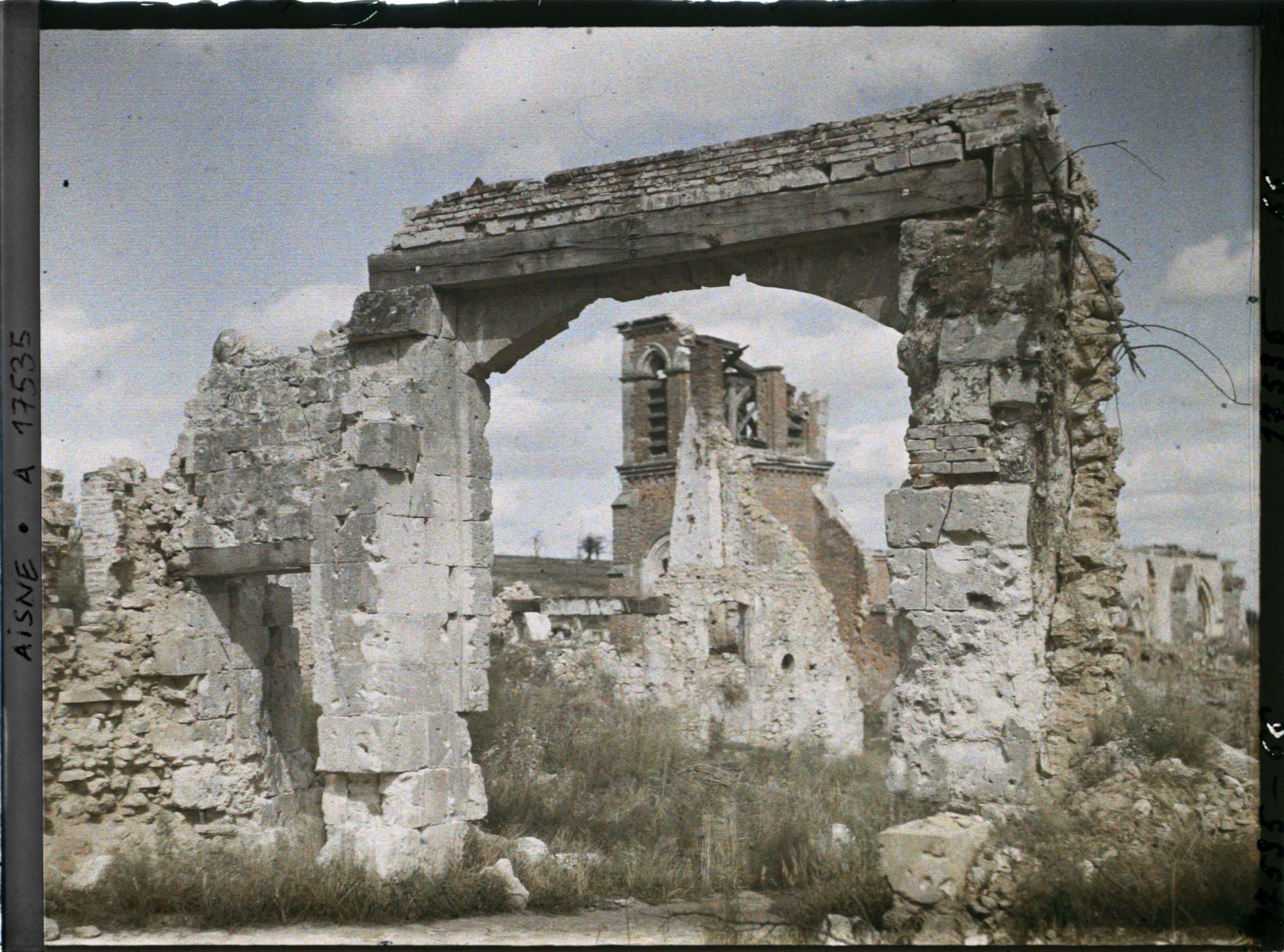 Image représentant France, Craonelle, Les restes de l'Eglise à travers une porte