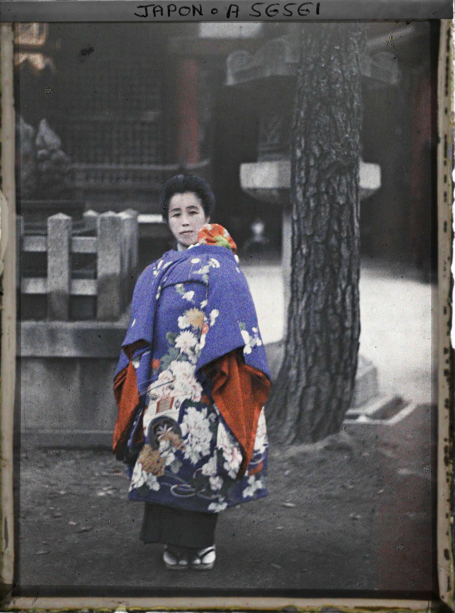 Image représentant Le sanctuaire Yasaka-jinja (appelé également Gion-jinja), renouvellement à un an du Hatsu-miya-mairi