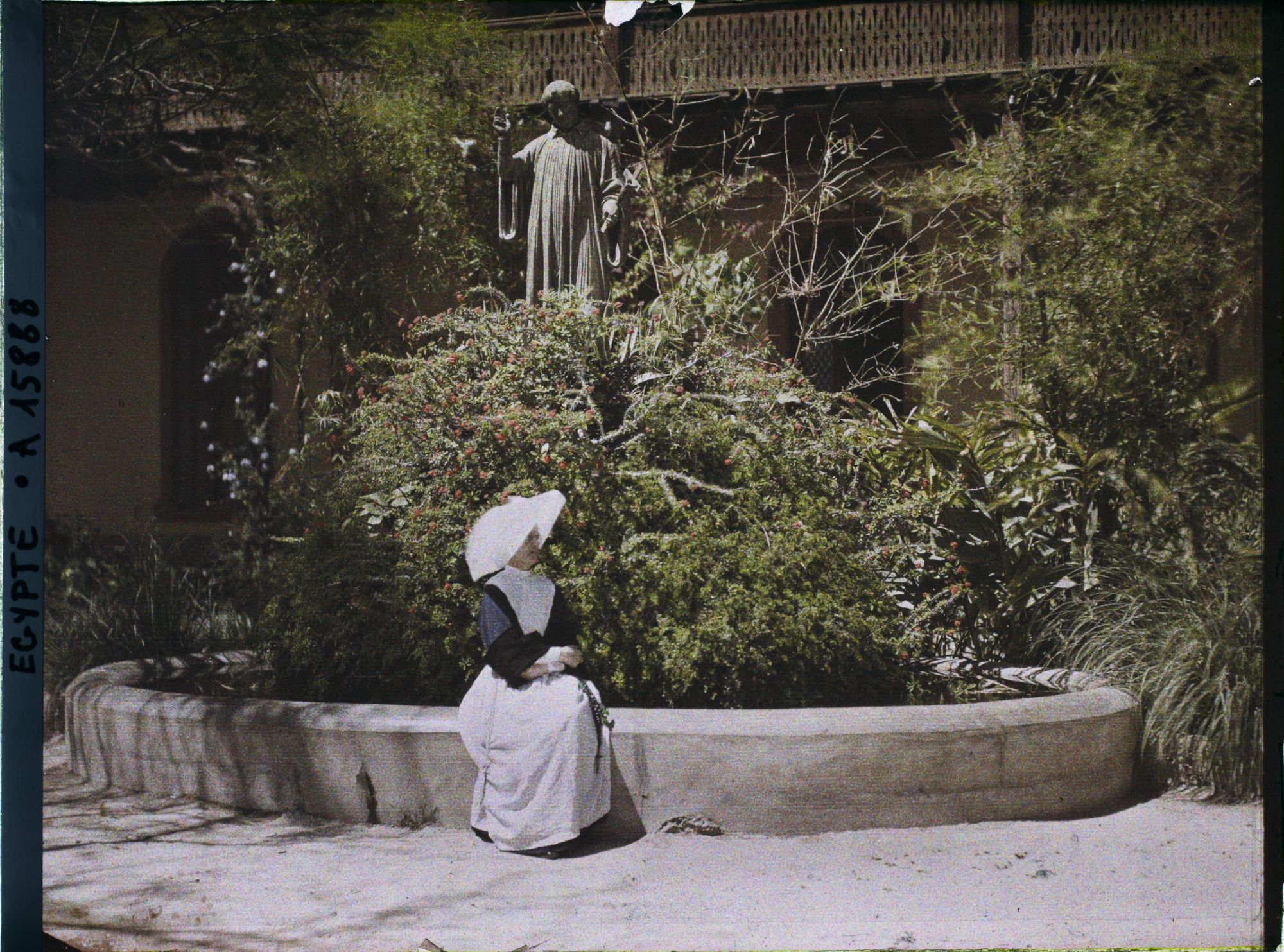 Image représentant Portrait de Sœur Augustine devant la fontaine et la statue de Saint-Vincent