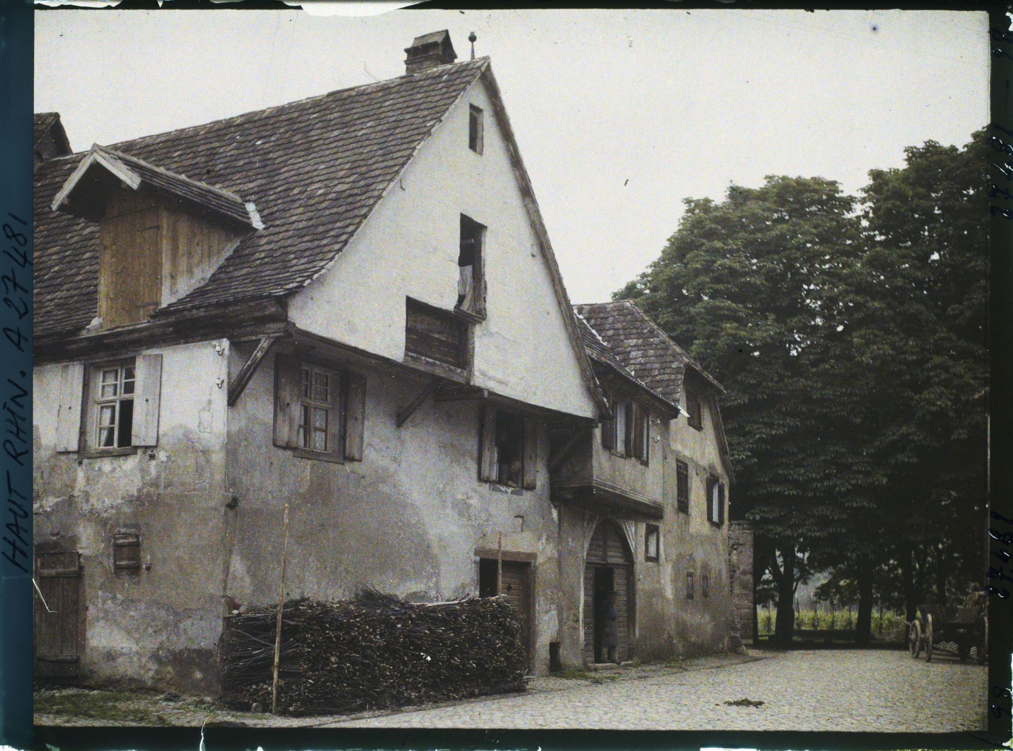 Image représentant France, Kienzheim, Un coin de la place de l'Hôtel de Ville
