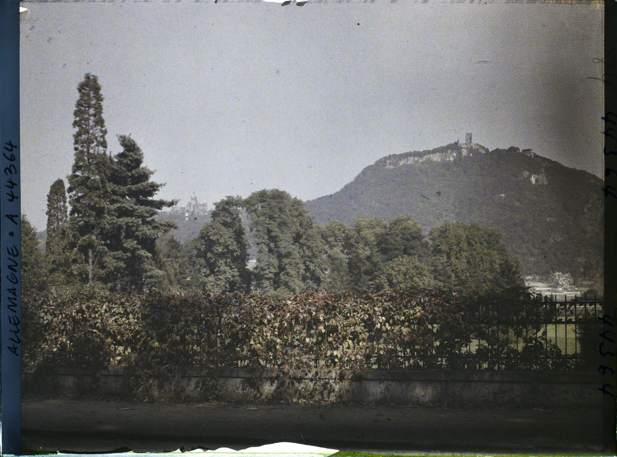 Image représentant Allemagne, Mehlem, Une vue vers le Drachenfels et le Drachenbourg