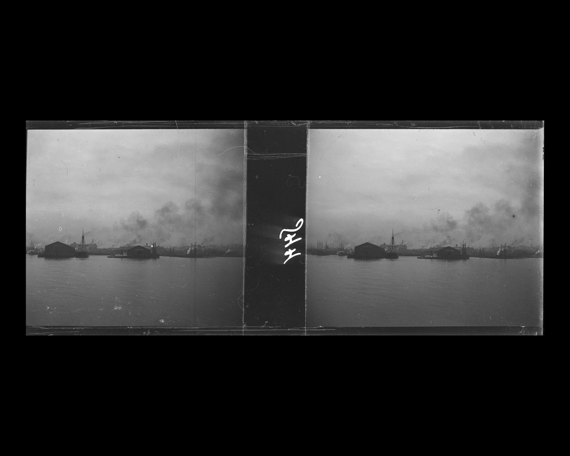 Image représentant Le port et les pontons, vue prise du Mongolia au moment du départ