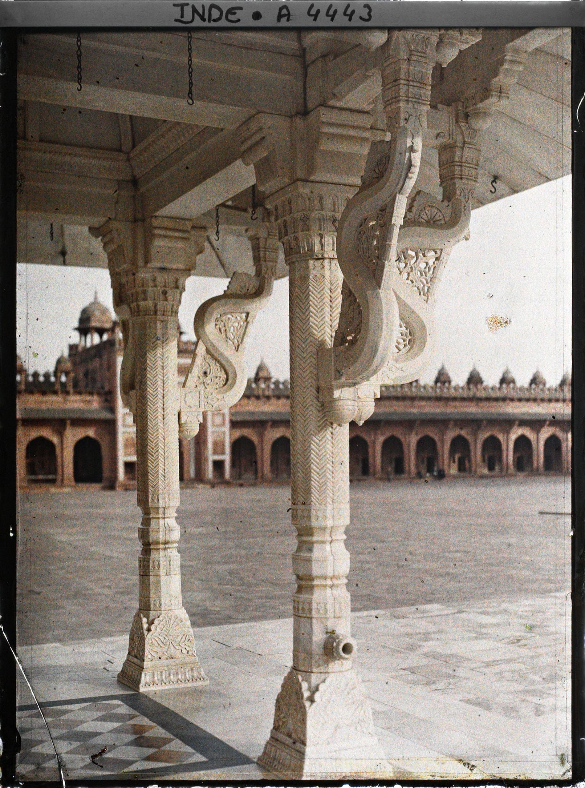 Image représentant Colonnes du dargâh ou mausolée de Salim Chishti et cours de Jama Masjid ou Grande Mosquée