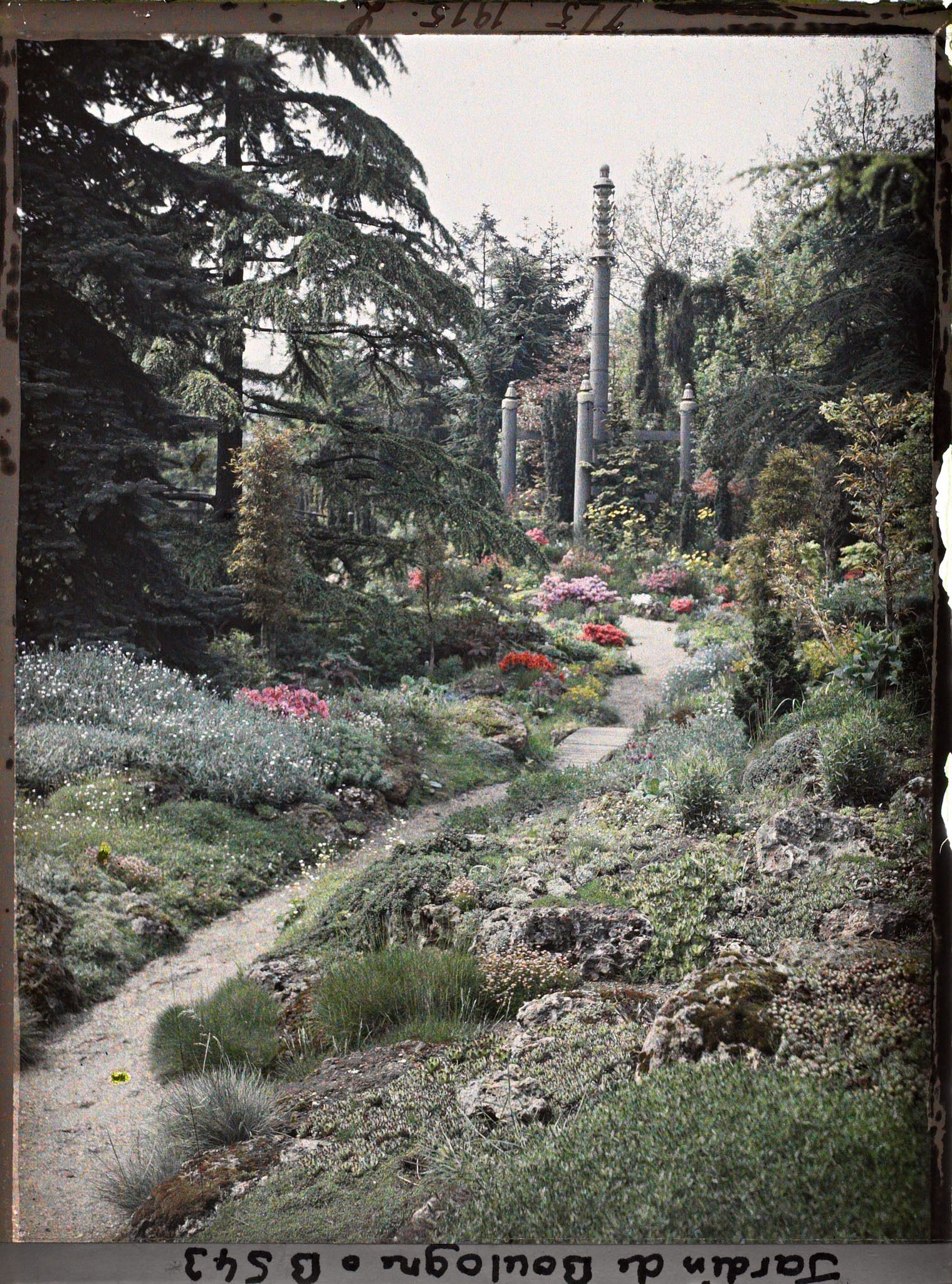Image représentant Chemin du " sanctuaire japonais " menant au sôrintô bordé de rocailles, arbres et bambous