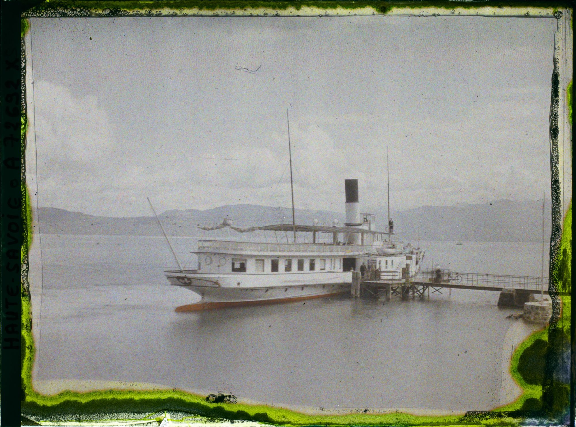 Image représentant Le bateau à roues à aubes Italie à quai