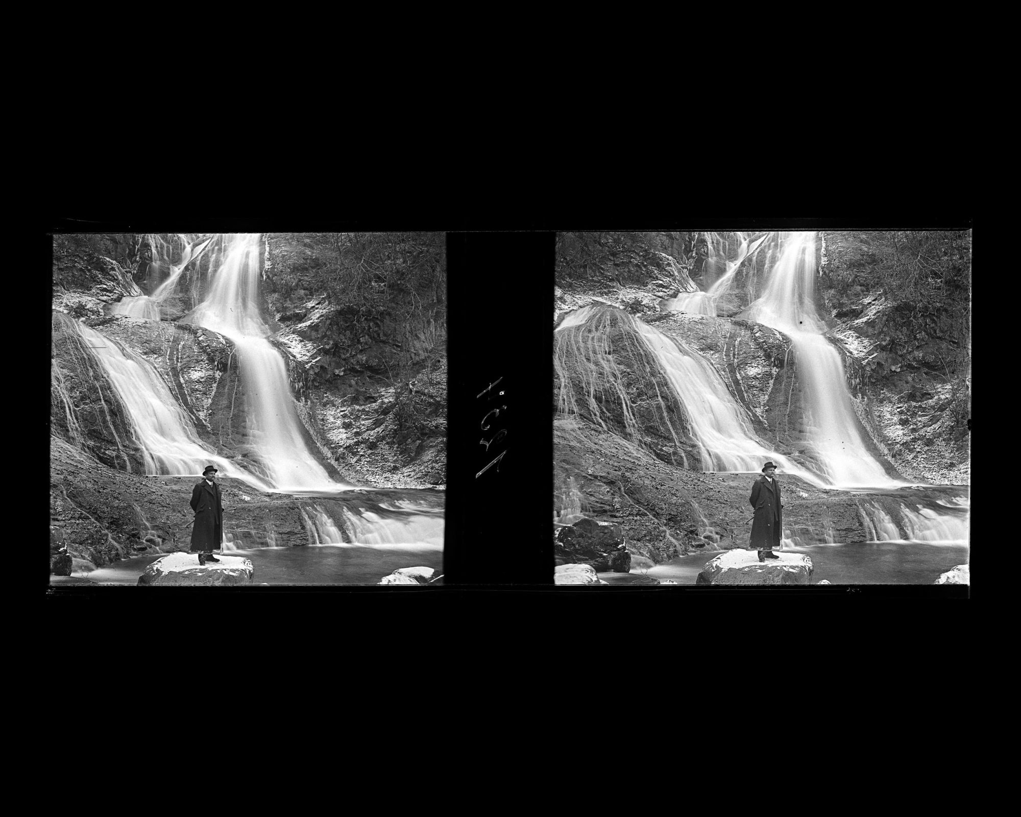 Image représentant Maurice Levy posant près de la cascade de Kirifuri