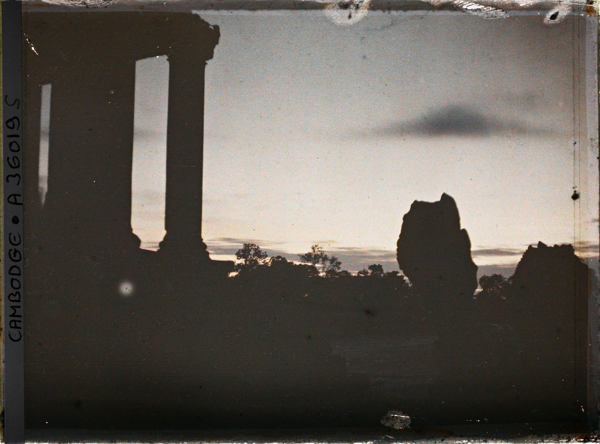 Image représentant Coucher de soleil sur la terrasse cruciforme à laquelle aboutit la " grande chaussée " (?)