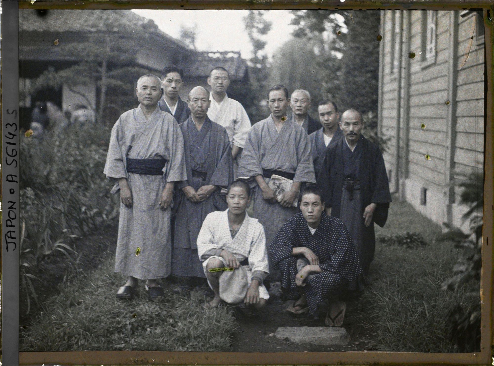 Image représentant Groupe d'homme devant la maison paroissiale