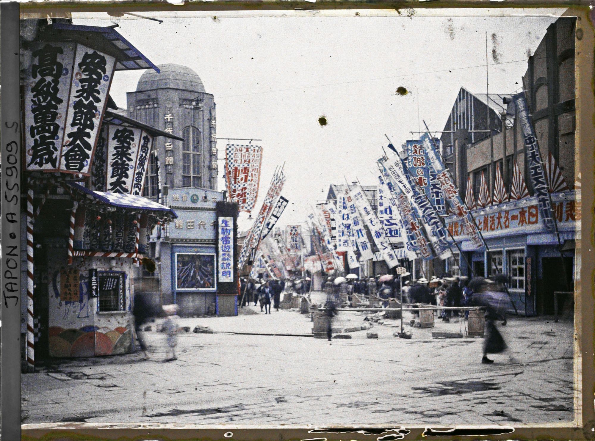 Image représentant Quartier d'Asakusa, rassemblement de chanteurs folkloriques près du cinéma Chiyoda