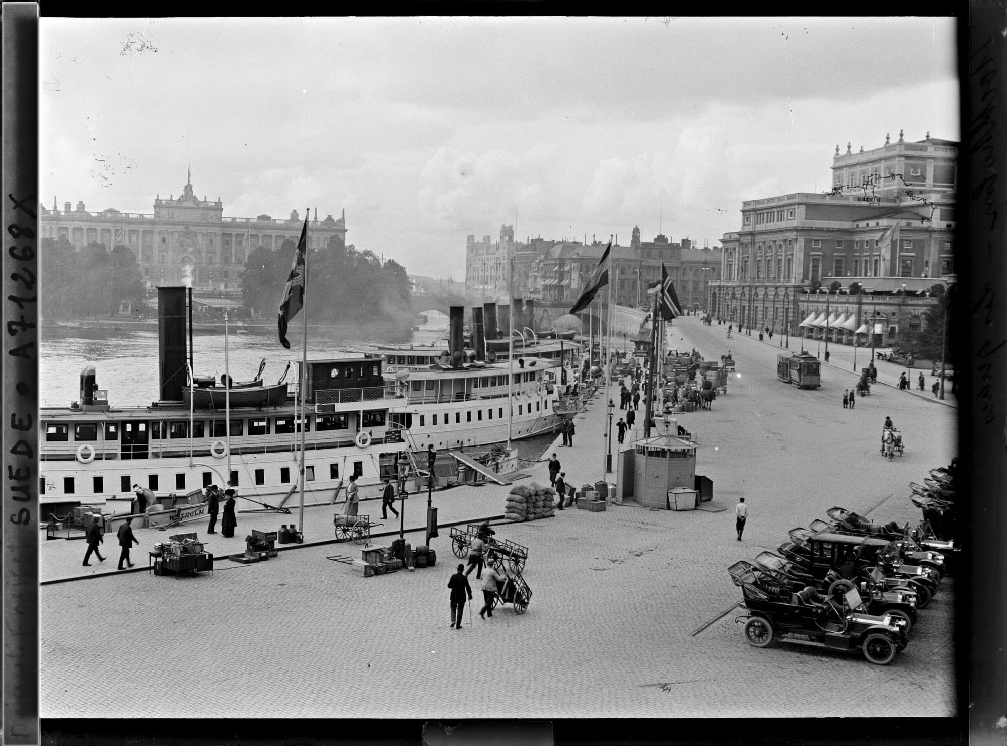 Image représentant Bateaux à vapeur amarrés au port de Blasieholmen, vus depuis l'étage d'un immeuble