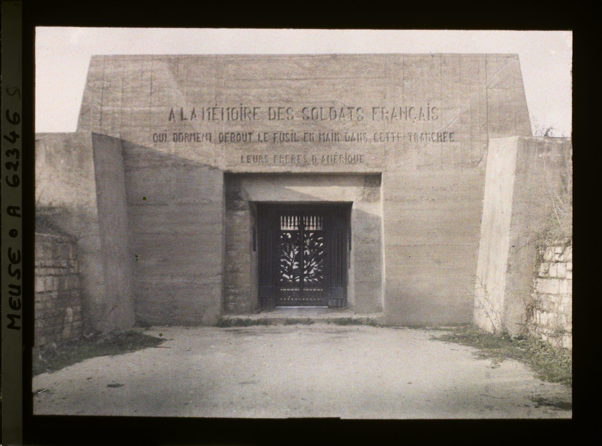 Image représentant Meuse, Douaumont, Portique d'entrée de la Tranchée des baïonnettes