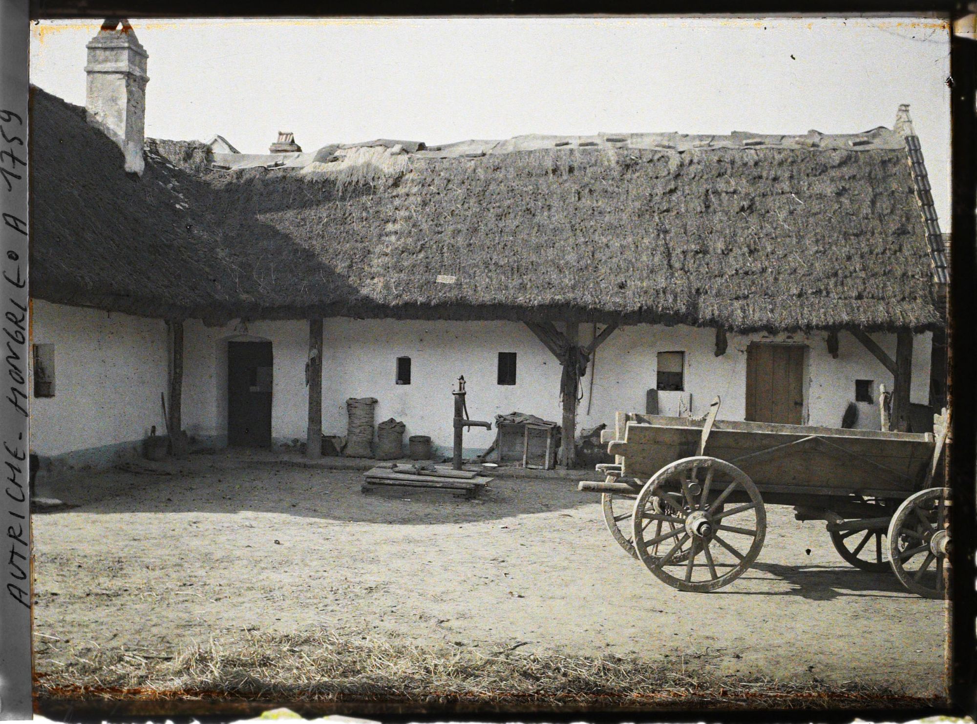 Image représentant Autriche Hongrie, Environs Lundenbourg, Environs de Lundenbourg : 2 vieilles maisons rurales couvertes de chaume