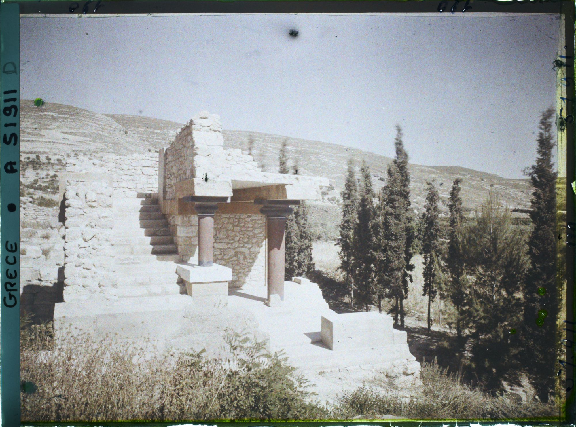 Image représentant Au pied des Propylées sud du palais, la "Maison sud" où logent des courtisans (?)