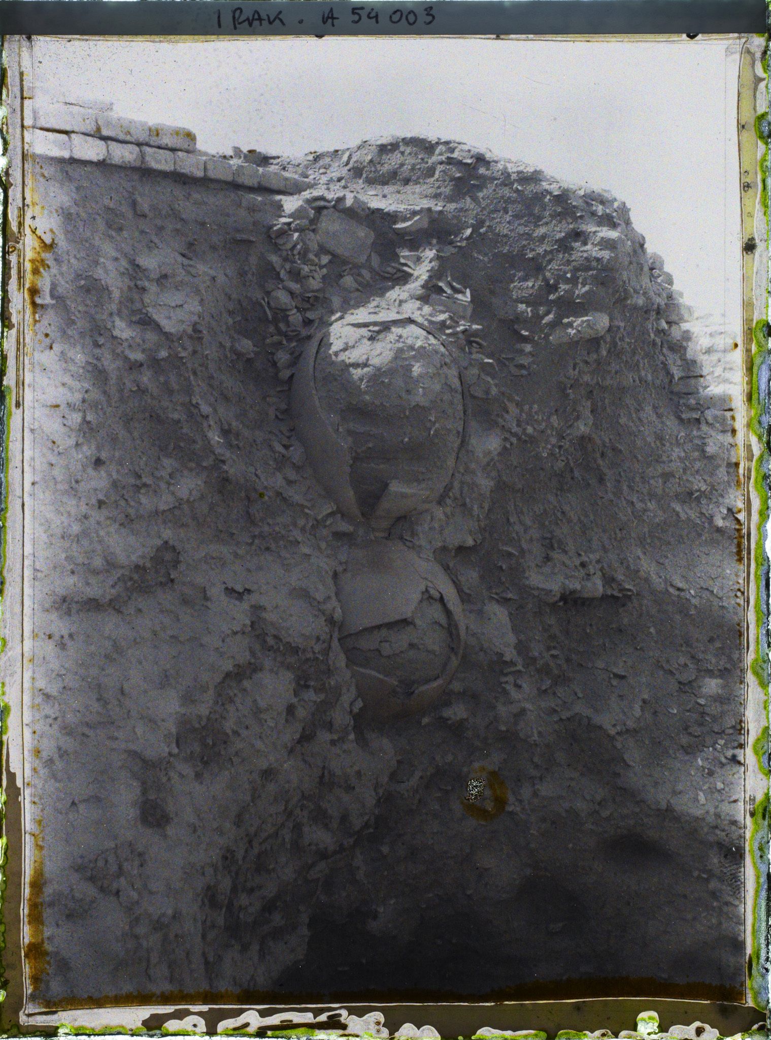 Image représentant Rangée verticale de jarres emboîtées (réemploi ?)