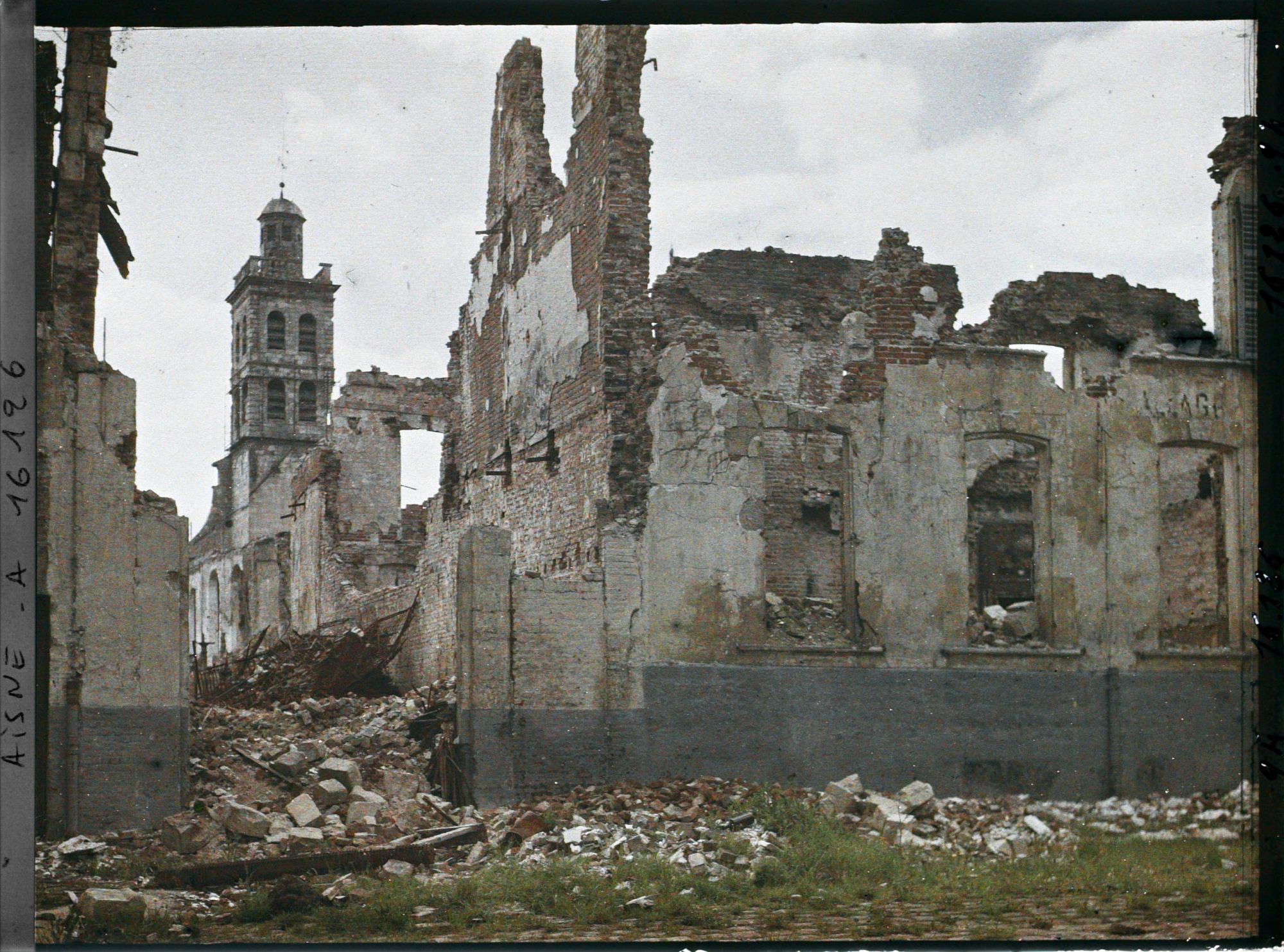 Image représentant France, St Quentin, Le Beffroi, ancienne Eglise St Jacques, vue prise de la Rue St Nicolas