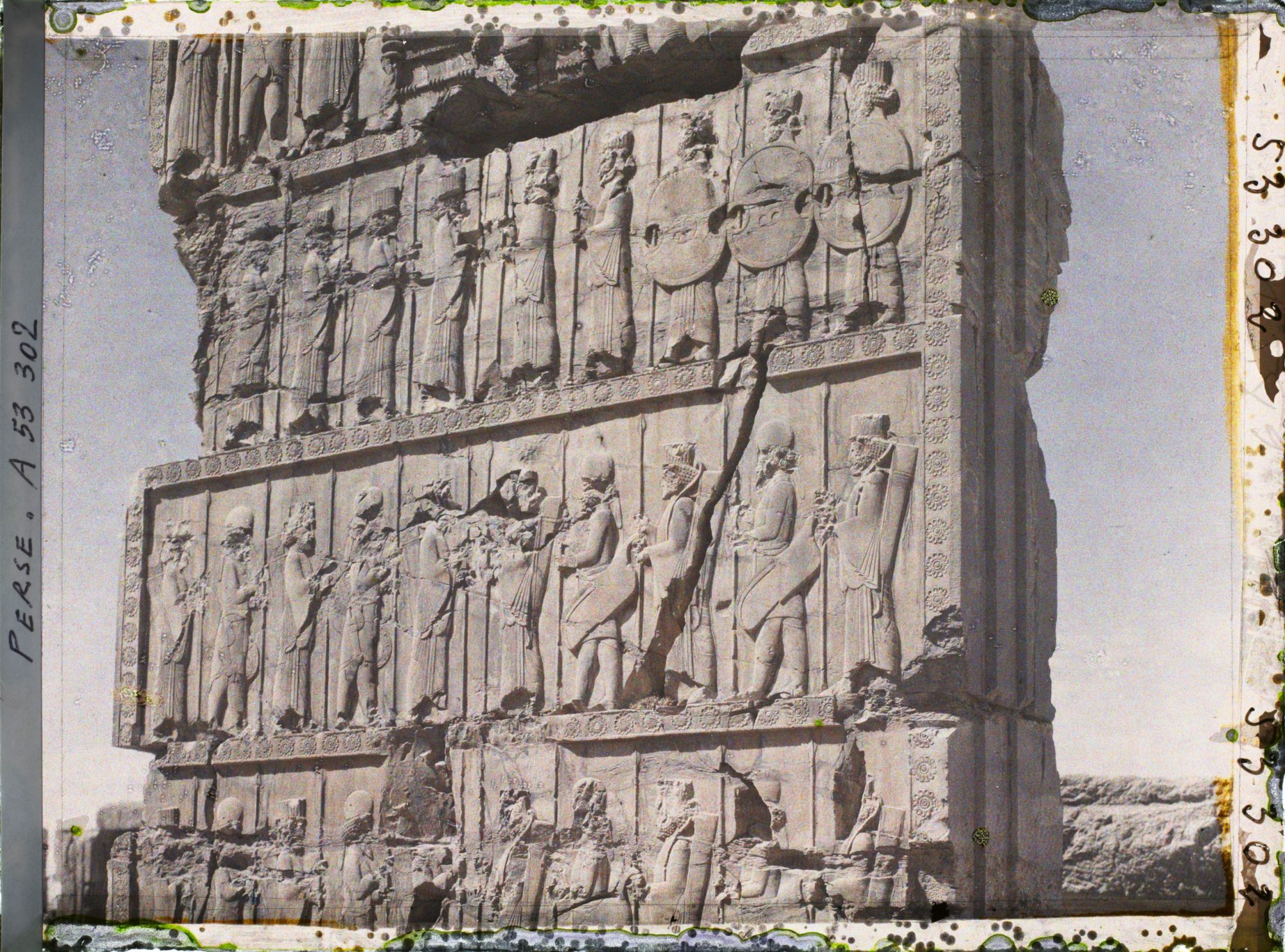 Image représentant Palais des cent colonnes, bas-relief de la porte sud représentant les guerriers des différentes ethnies de l'empire portant le trône de Darius 1er