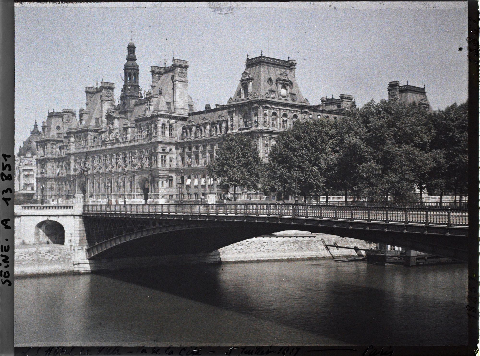 Image représentant L'hôtel de ville et le pont d'Arcole vus du quai de la Corse