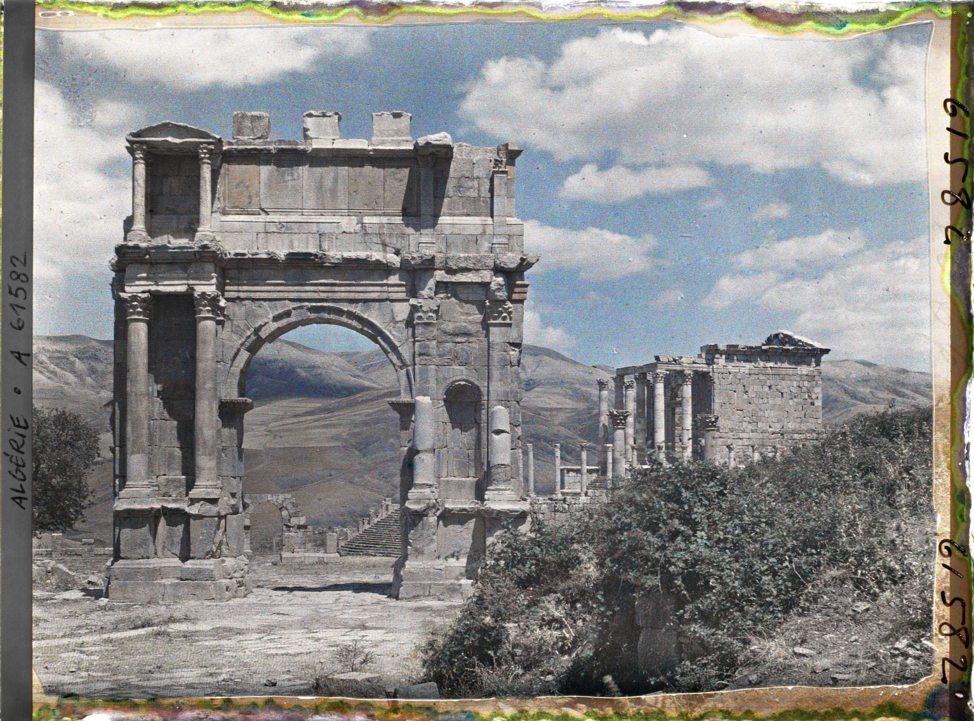 Image représentant Vestiges du iiie siècle après Jésus Christ, l'arc de Caracala (r. 211-217) et à droite le temple dédié à la famille de l'empereur Septime Sévère (r. 193-211).