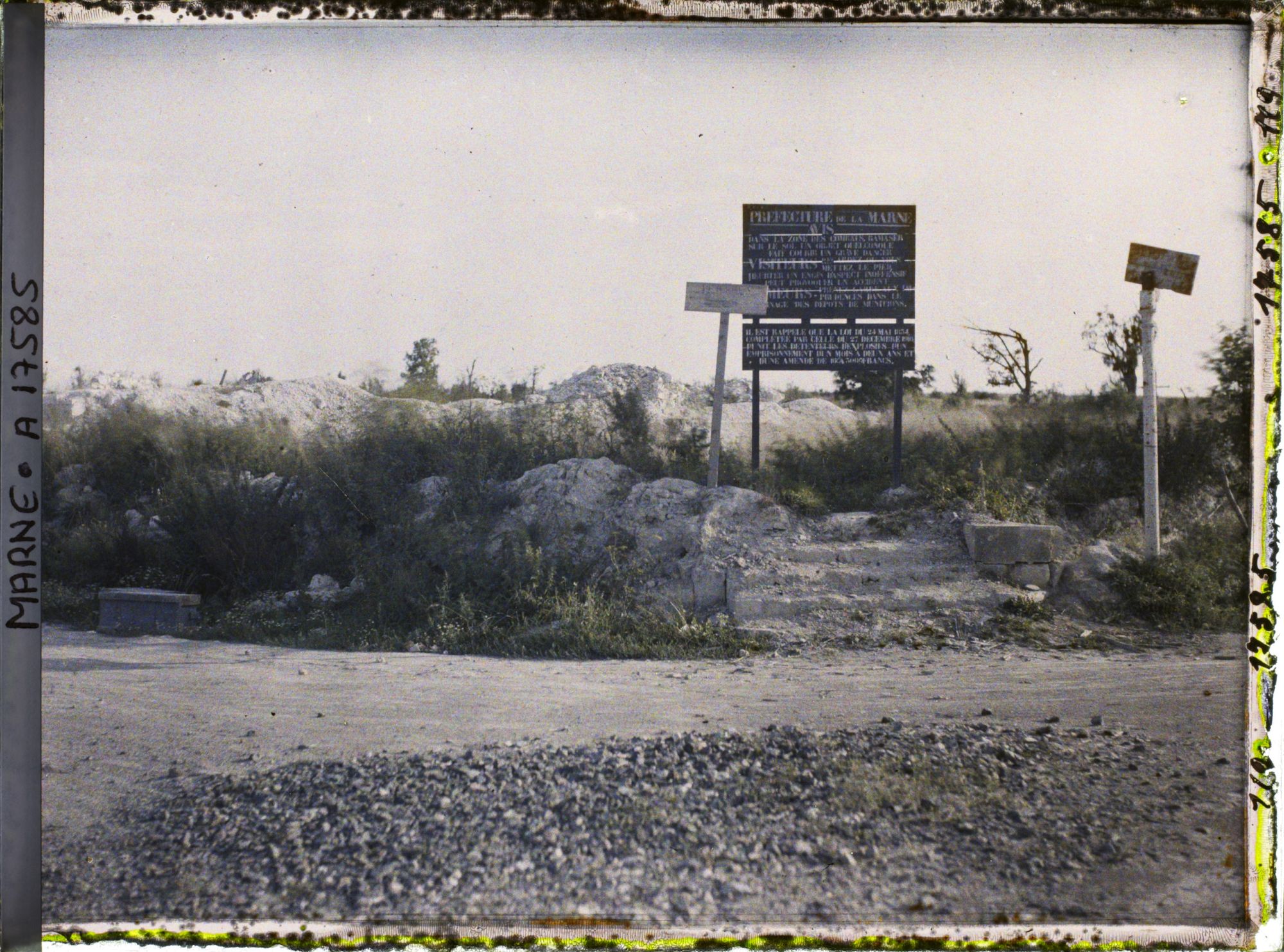 Image représentant France, Perthes les Hurlus, Ce qui reste du Village et la plaque
