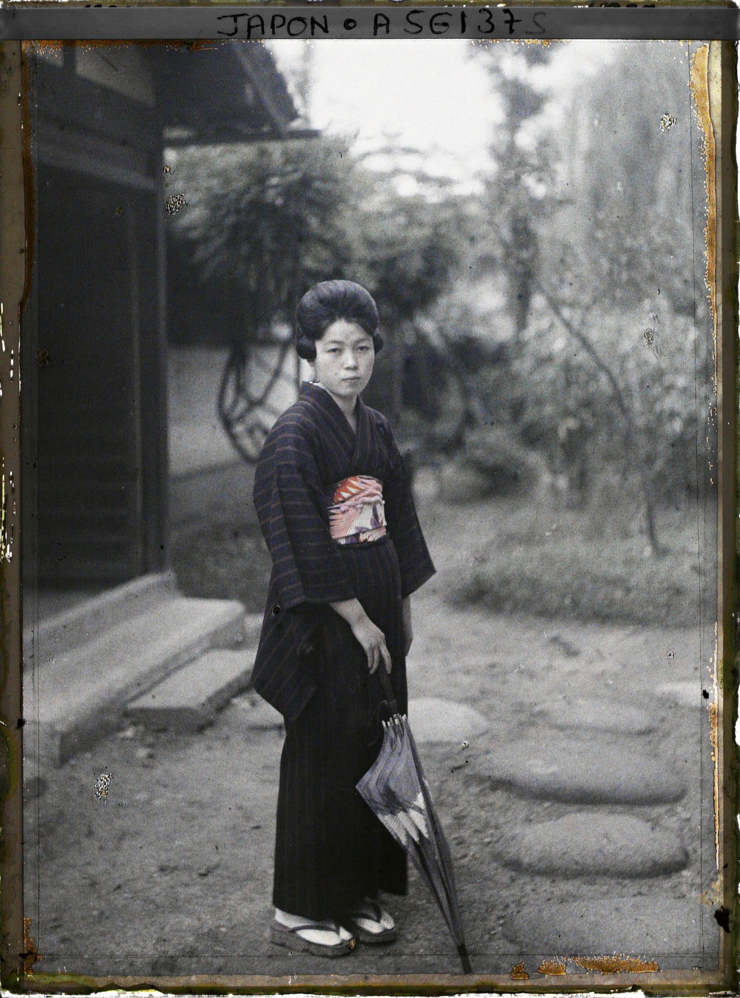 Image représentant Jeune villageoise en kimono
