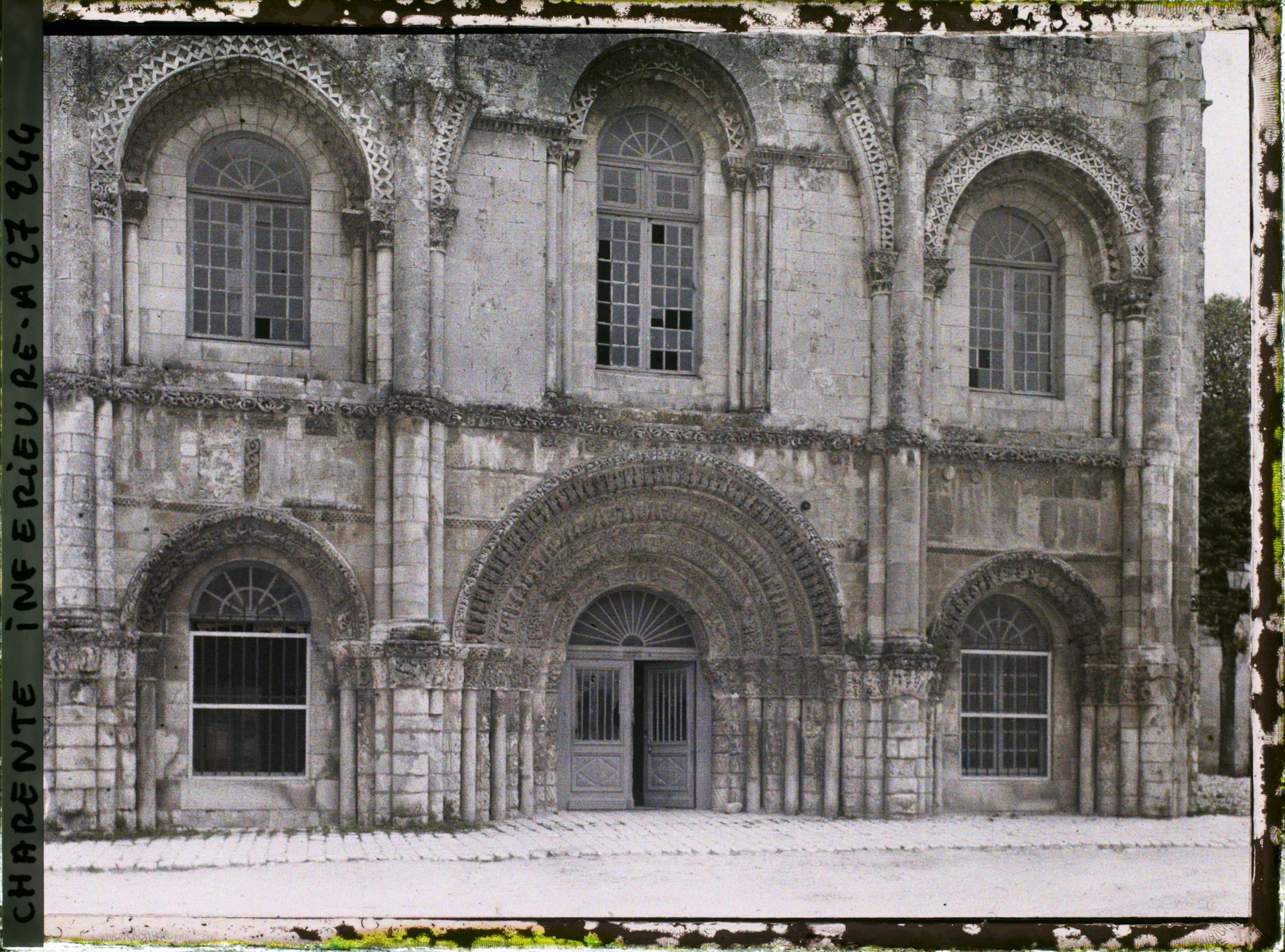 Image représentant Le portail central de la façade romane de l'église Saint-Pallais