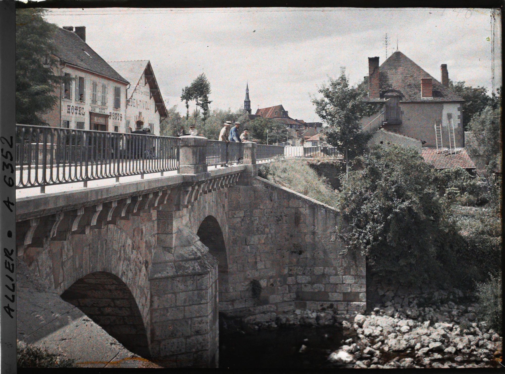 Image représentant Le pont sur la Sioule, devenu pont Charles-de-Gaulle