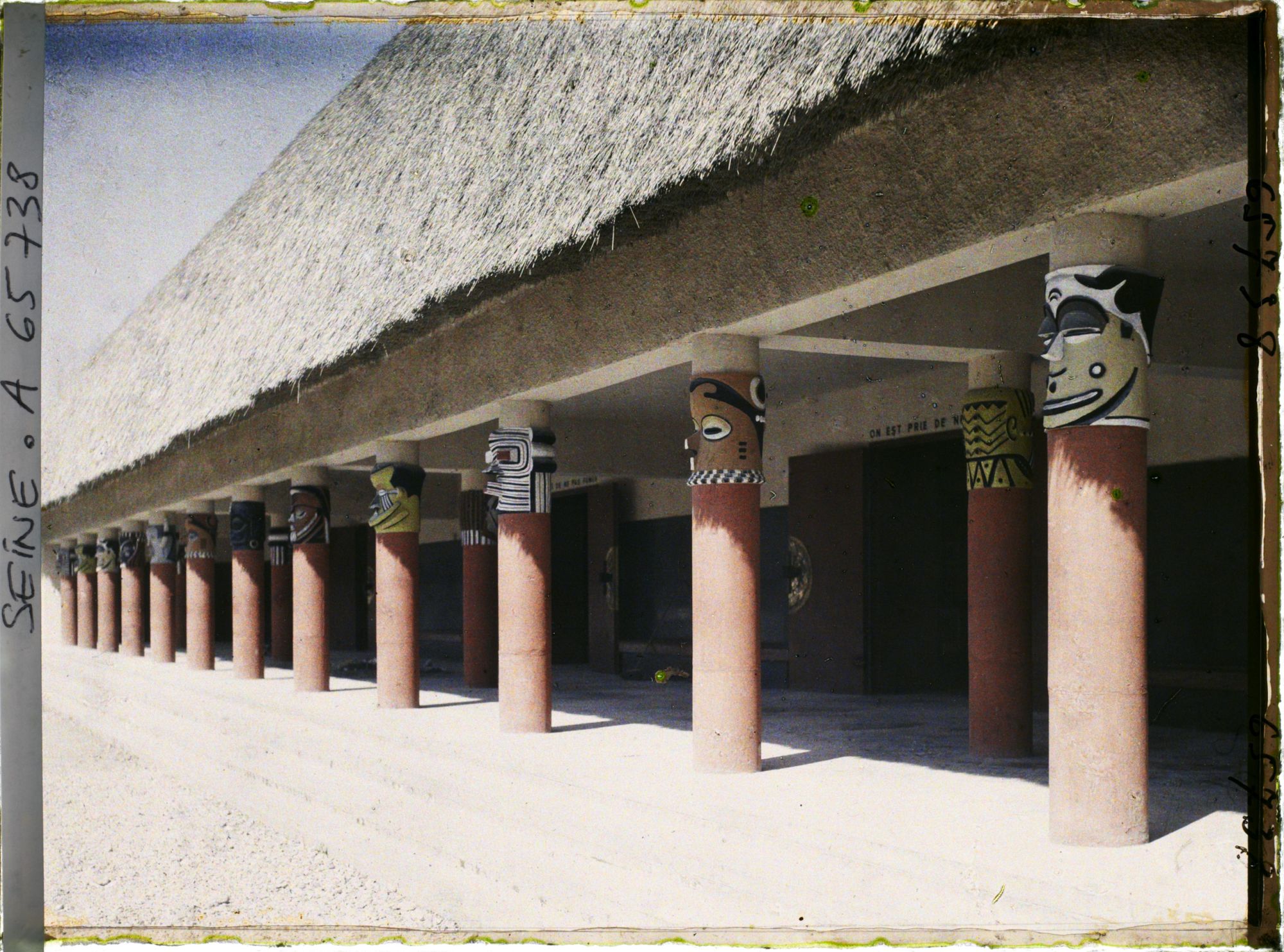 Image représentant L'Exposition Coloniale Internationale de 1931, la colonnade du pavillon du Congo belge