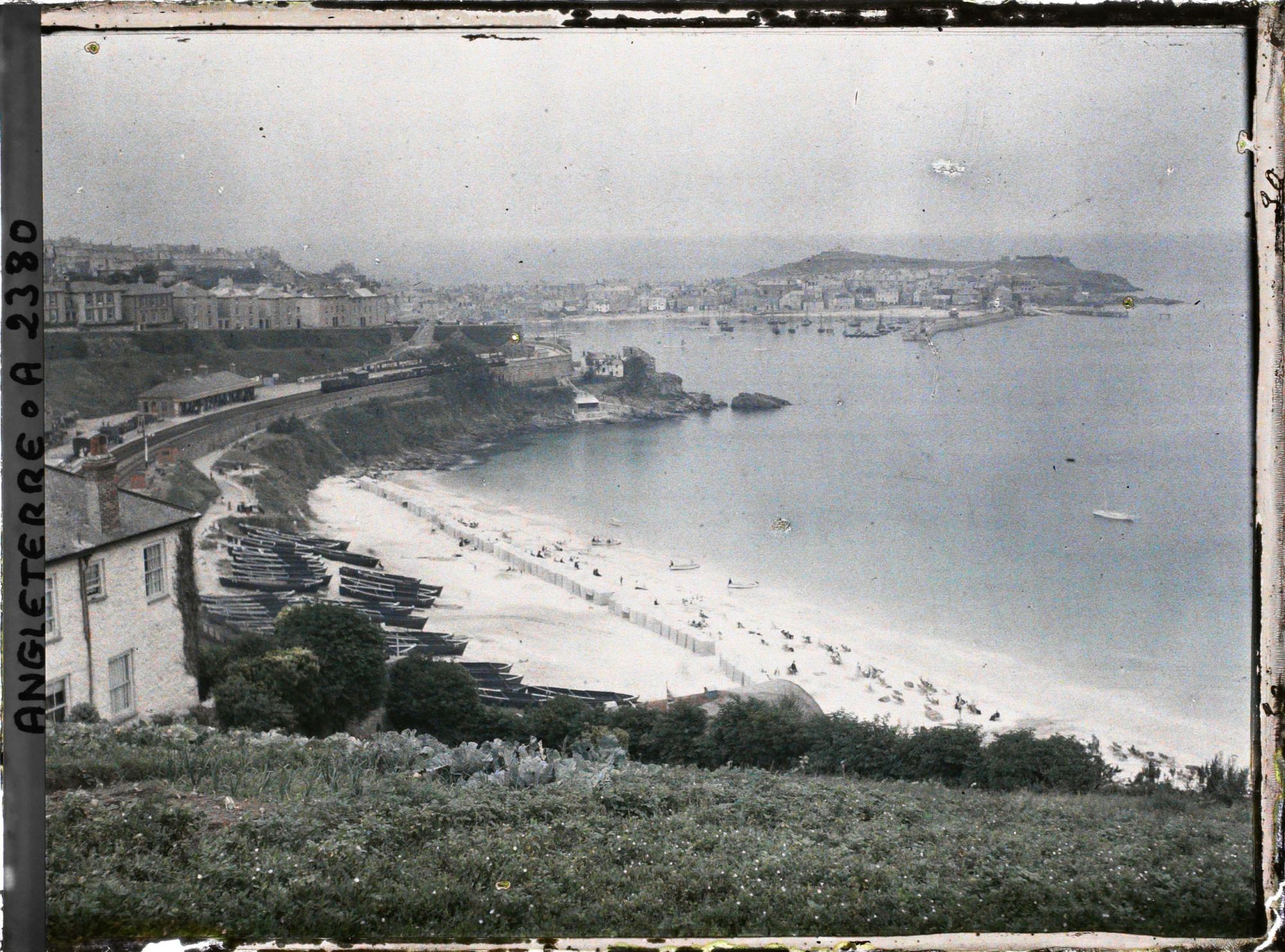 Image représentant La plage et une partie de Saint-Yves