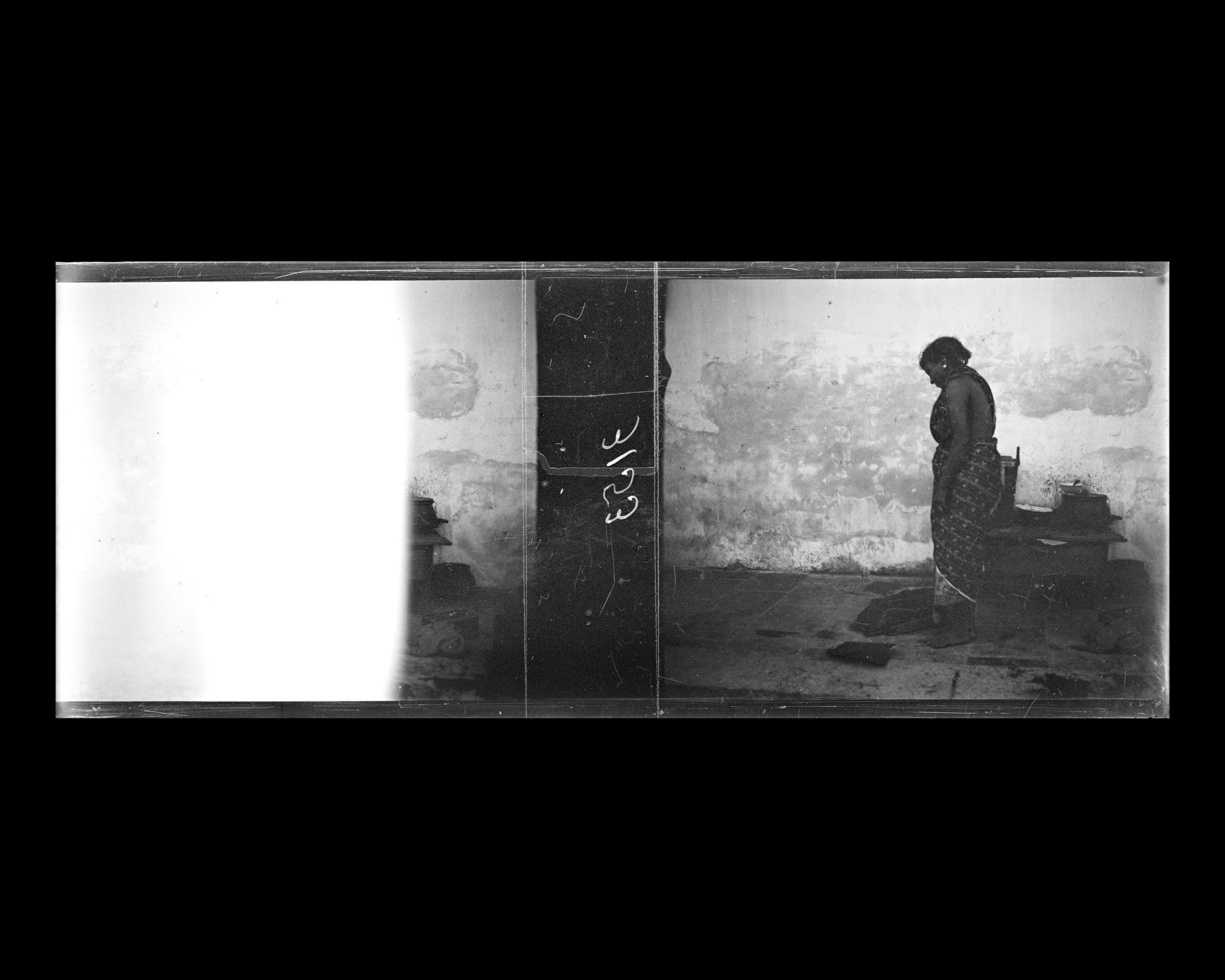 Image représentant Une femme appartenant probablement à la communauté tamoule près d'une cuisine ambulante