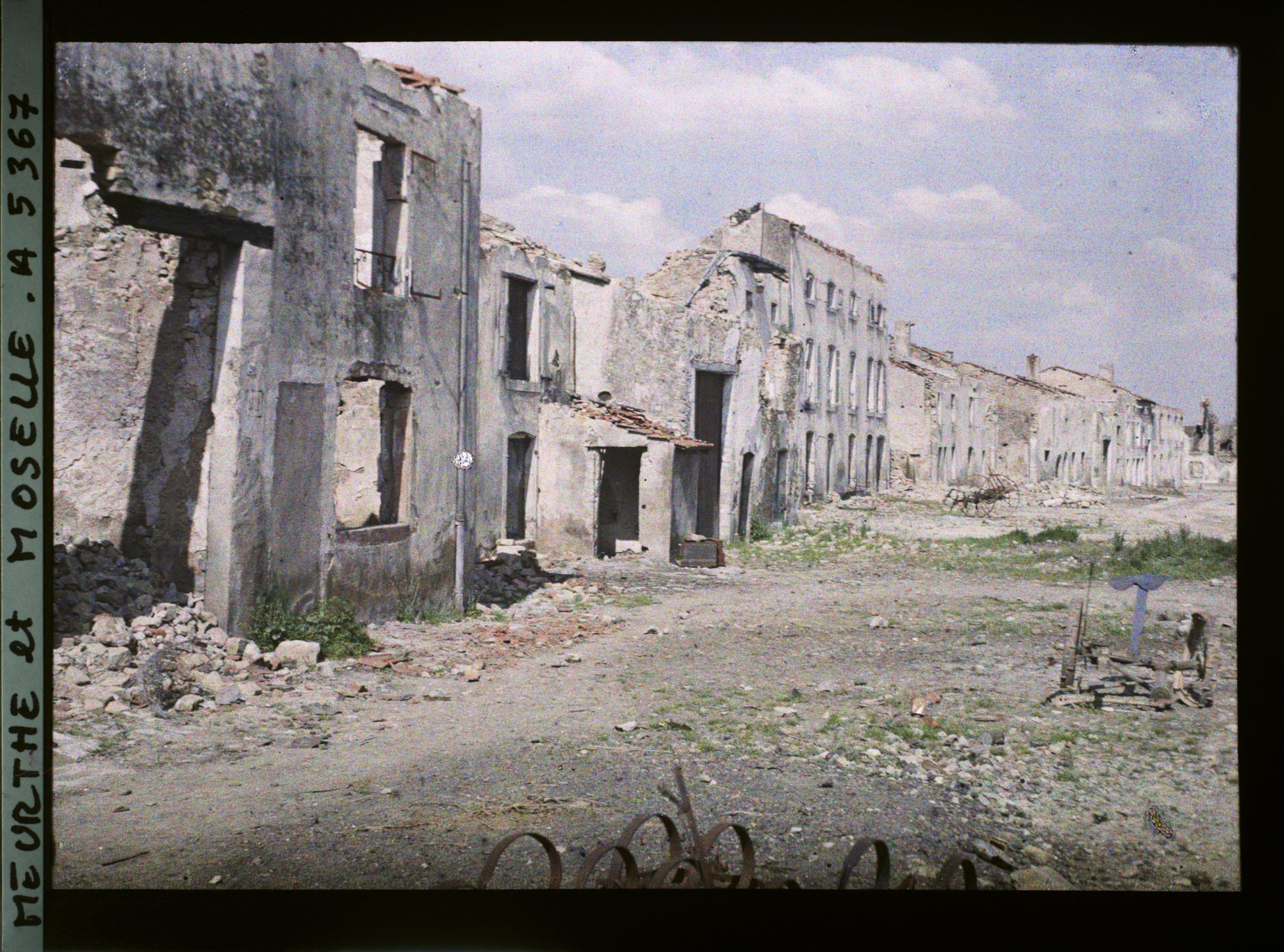Image représentant France, Haraucourt, La route perspective s/ l'une des rangées de Maisons détruites