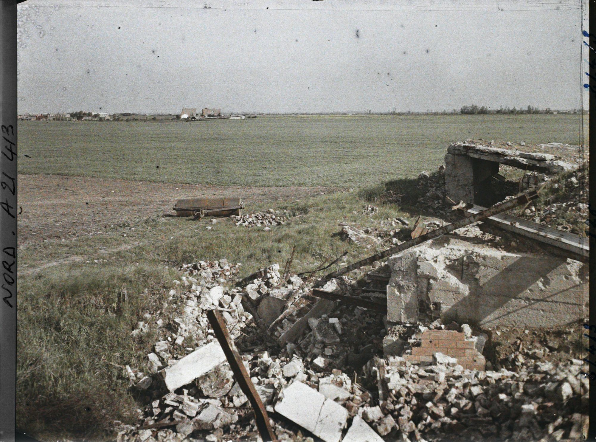 Image représentant France, La Bassée, Abris d'Artillerie et Champs de blé
